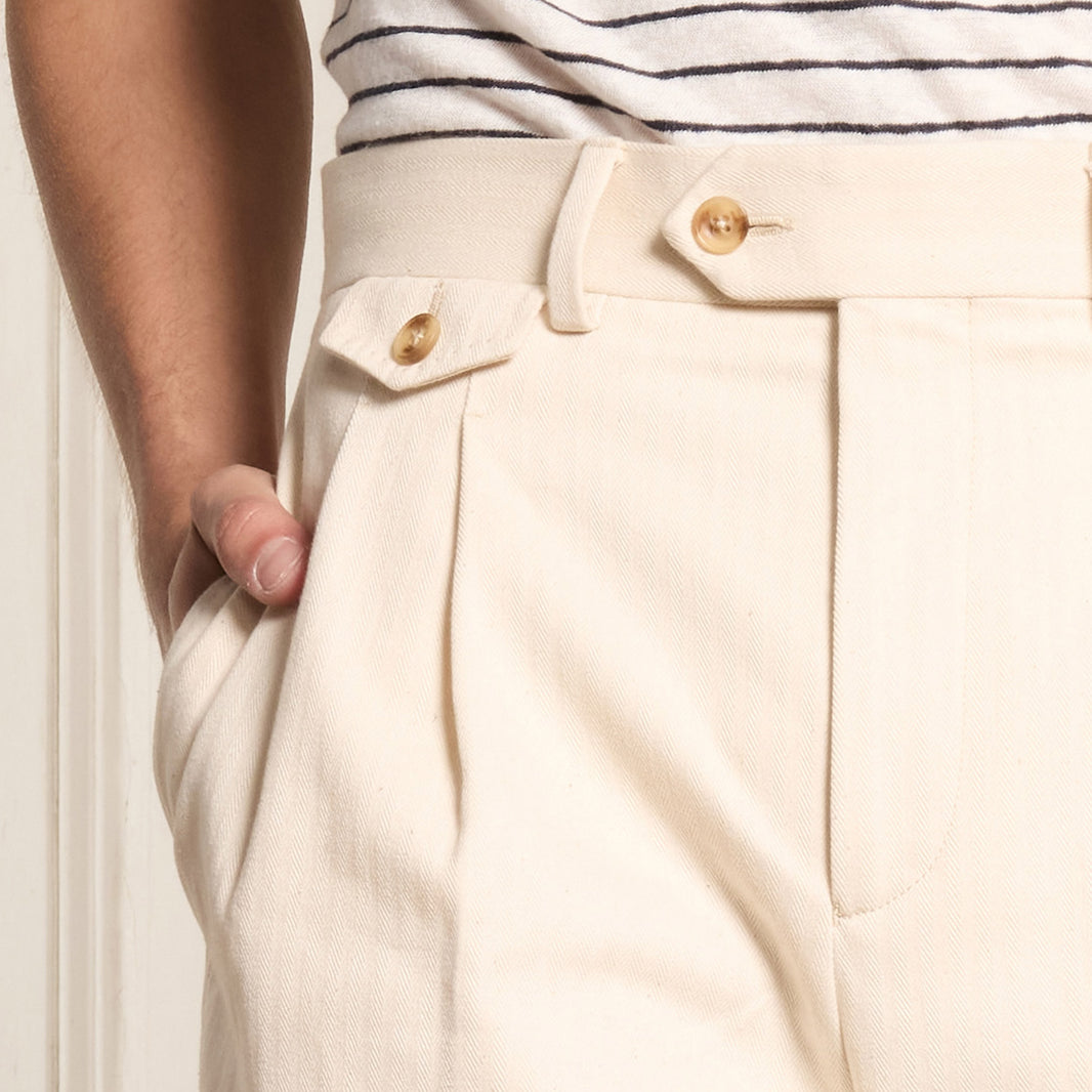 Double-pleated shorts in ecru cotton