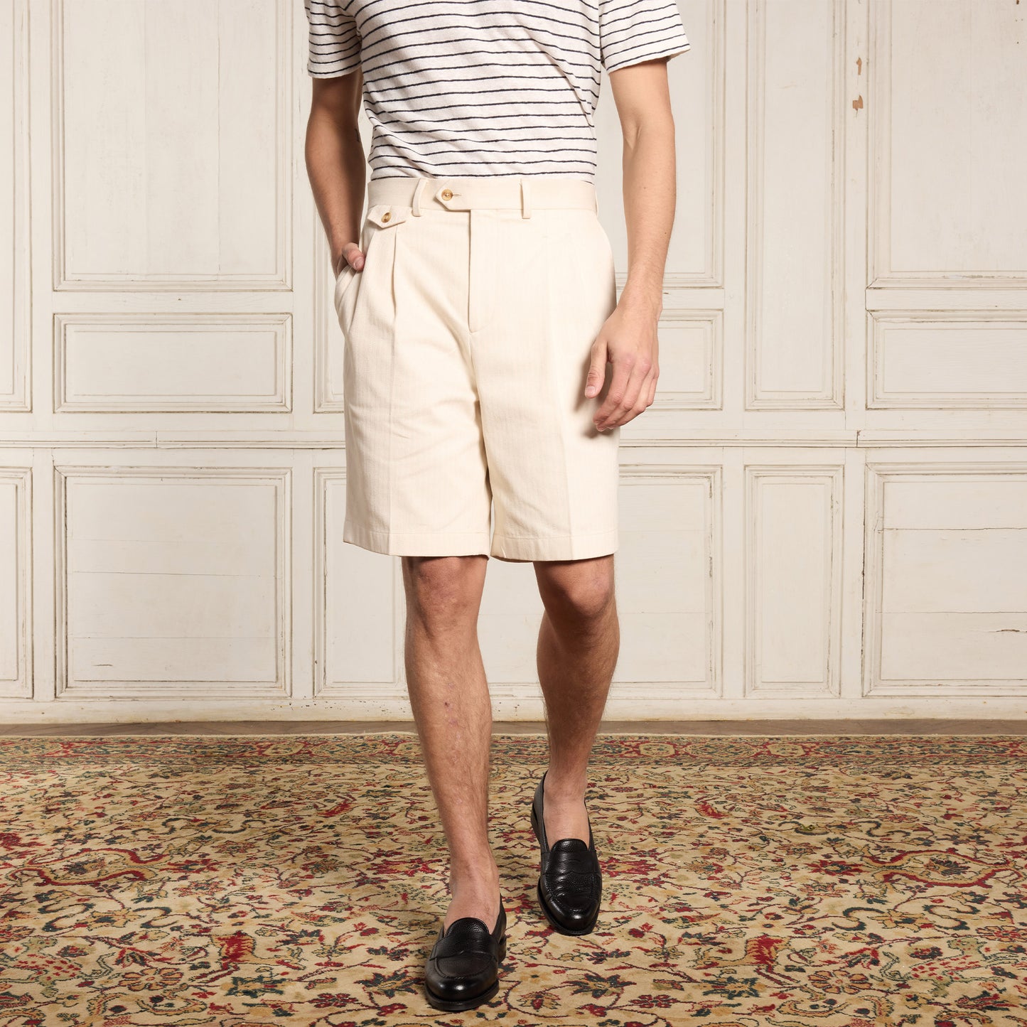 Double-pleated shorts in ecru cotton
