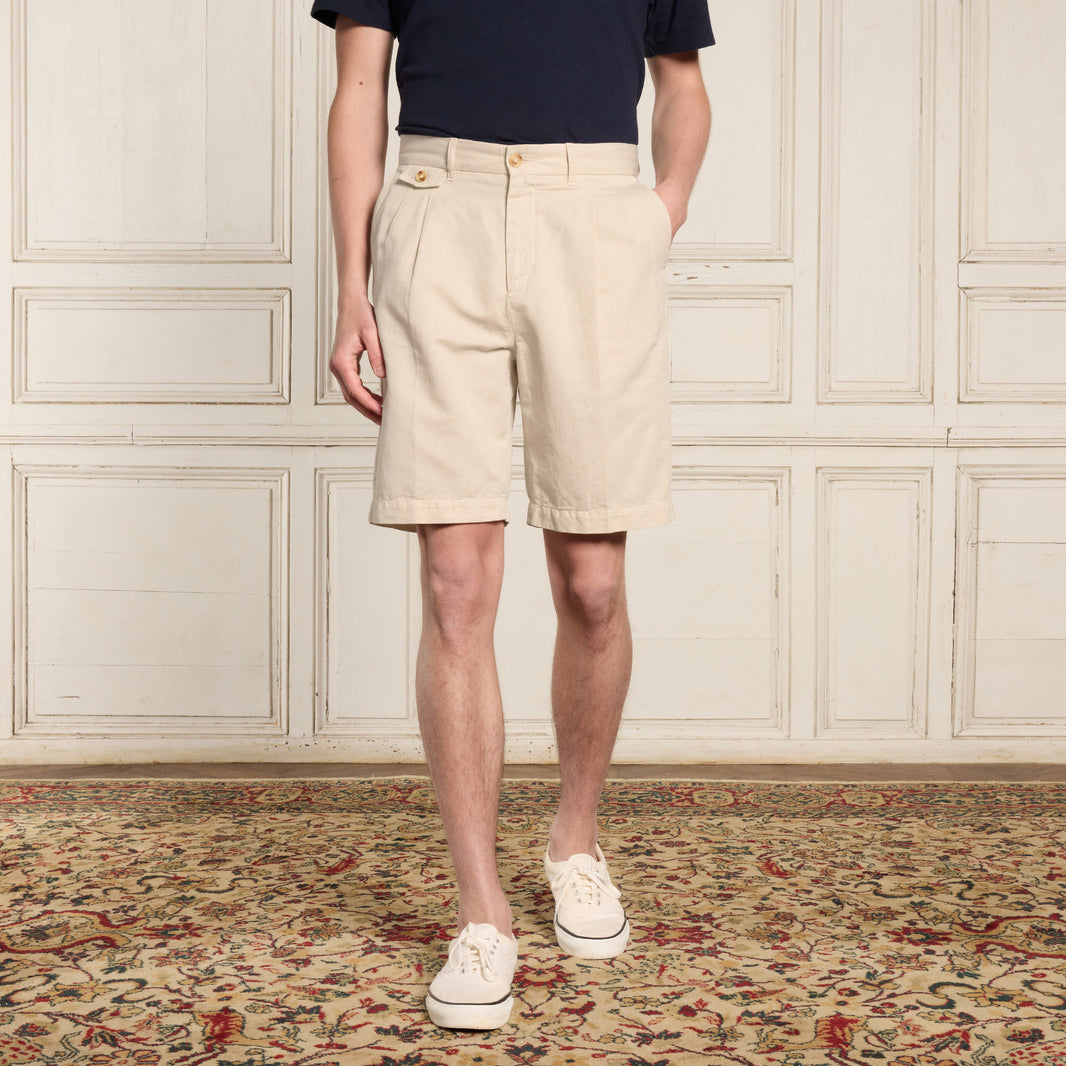 Double-pleated shorts in ecru cotton and linen