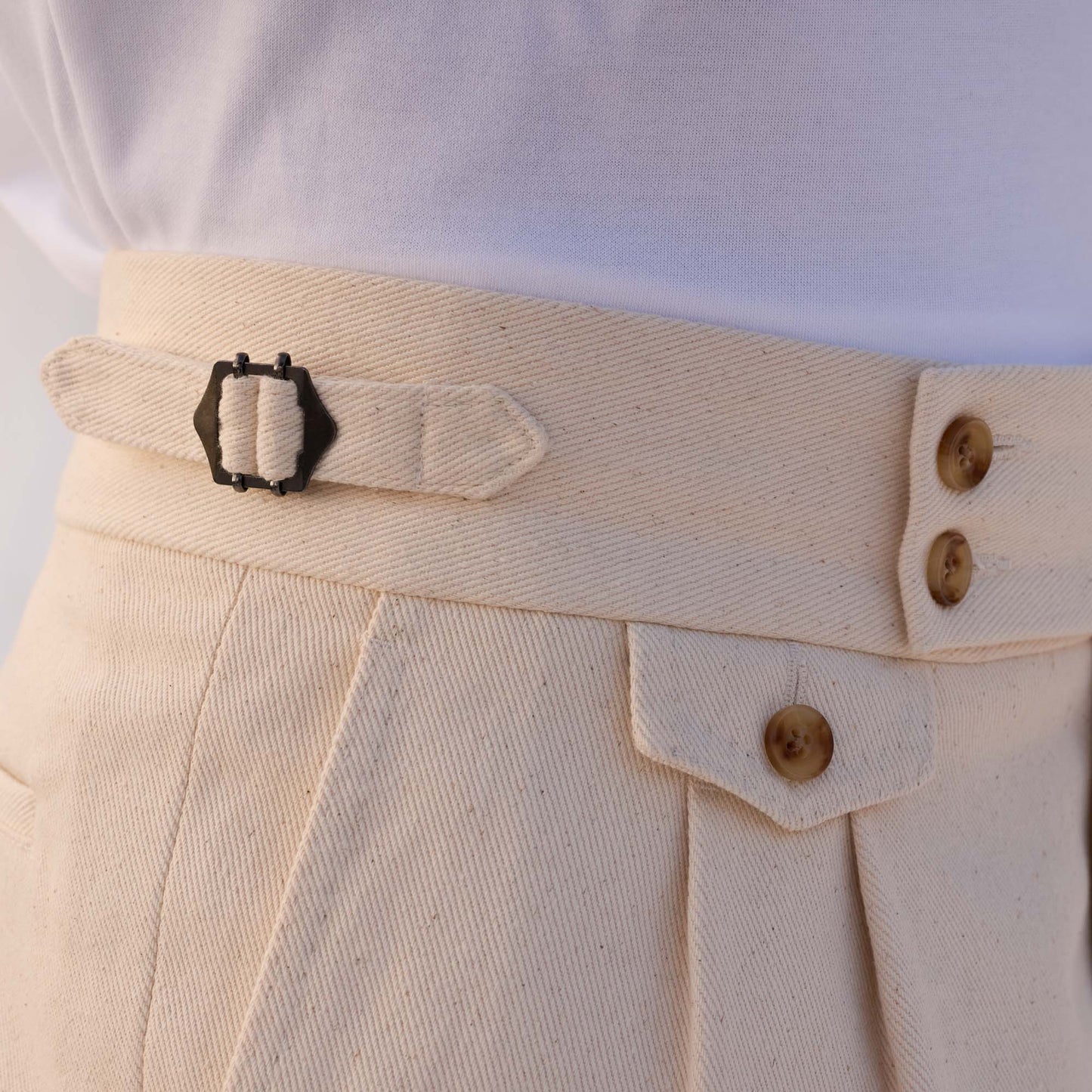Ecru cotton pleated Bermuda shorts