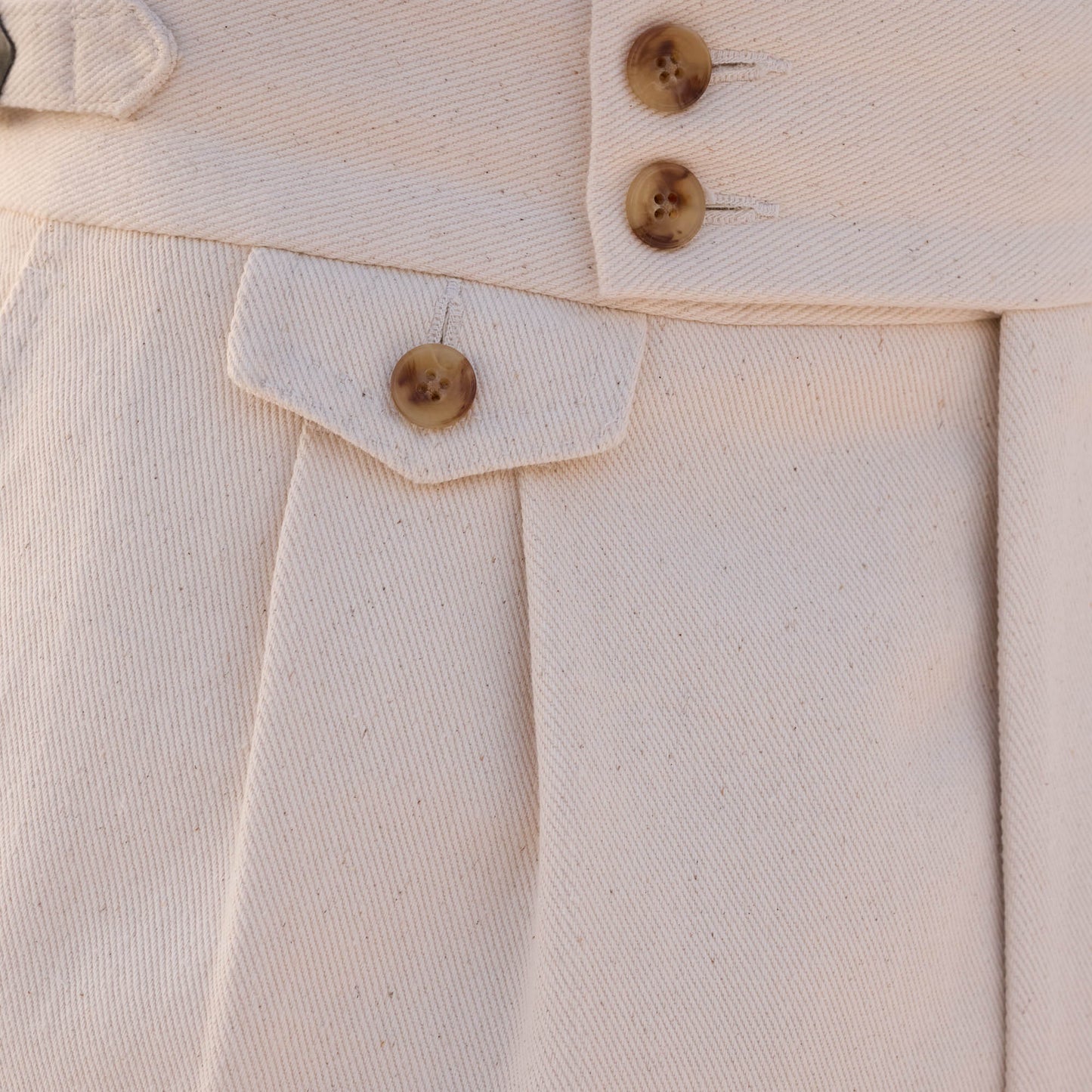 Ecru cotton pleated Bermuda shorts
