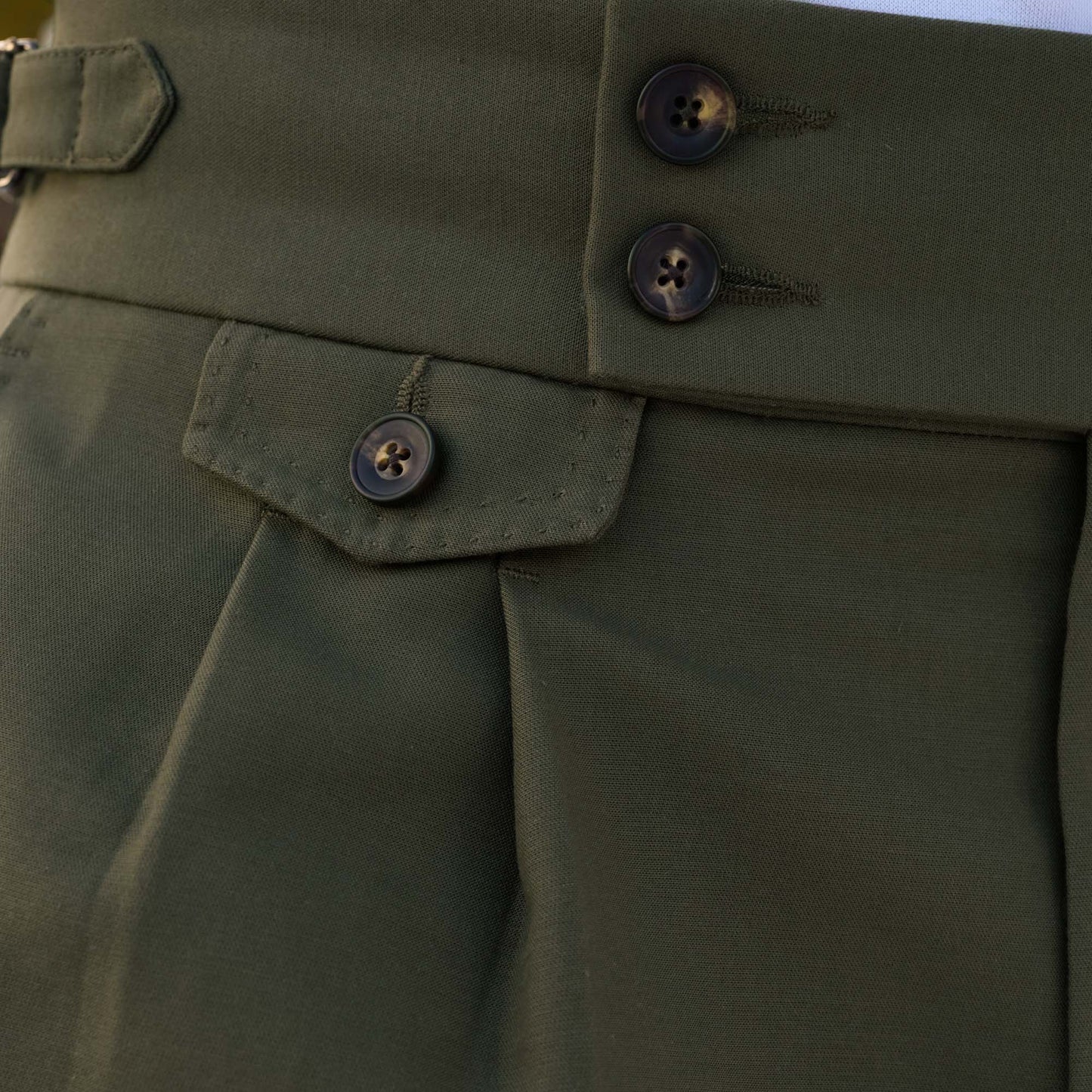 Khaki cotton pleated shorts