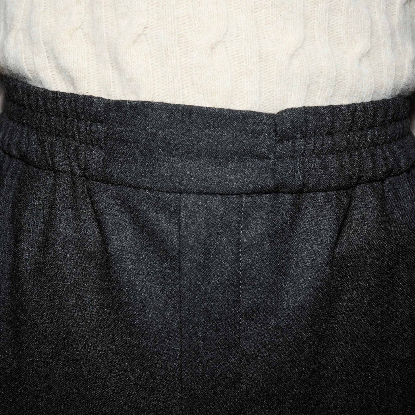 Pantalon à ceinture élastiquée en flanelle de laine grise