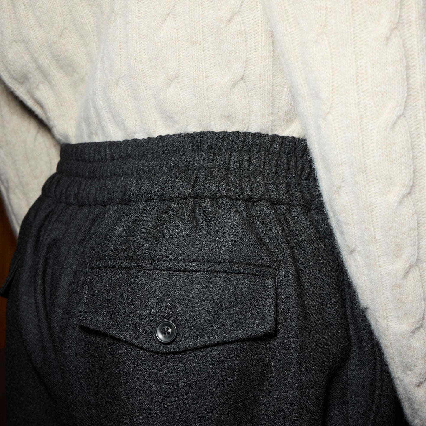 Pantalon à ceinture élastiquée en flanelle de laine grise