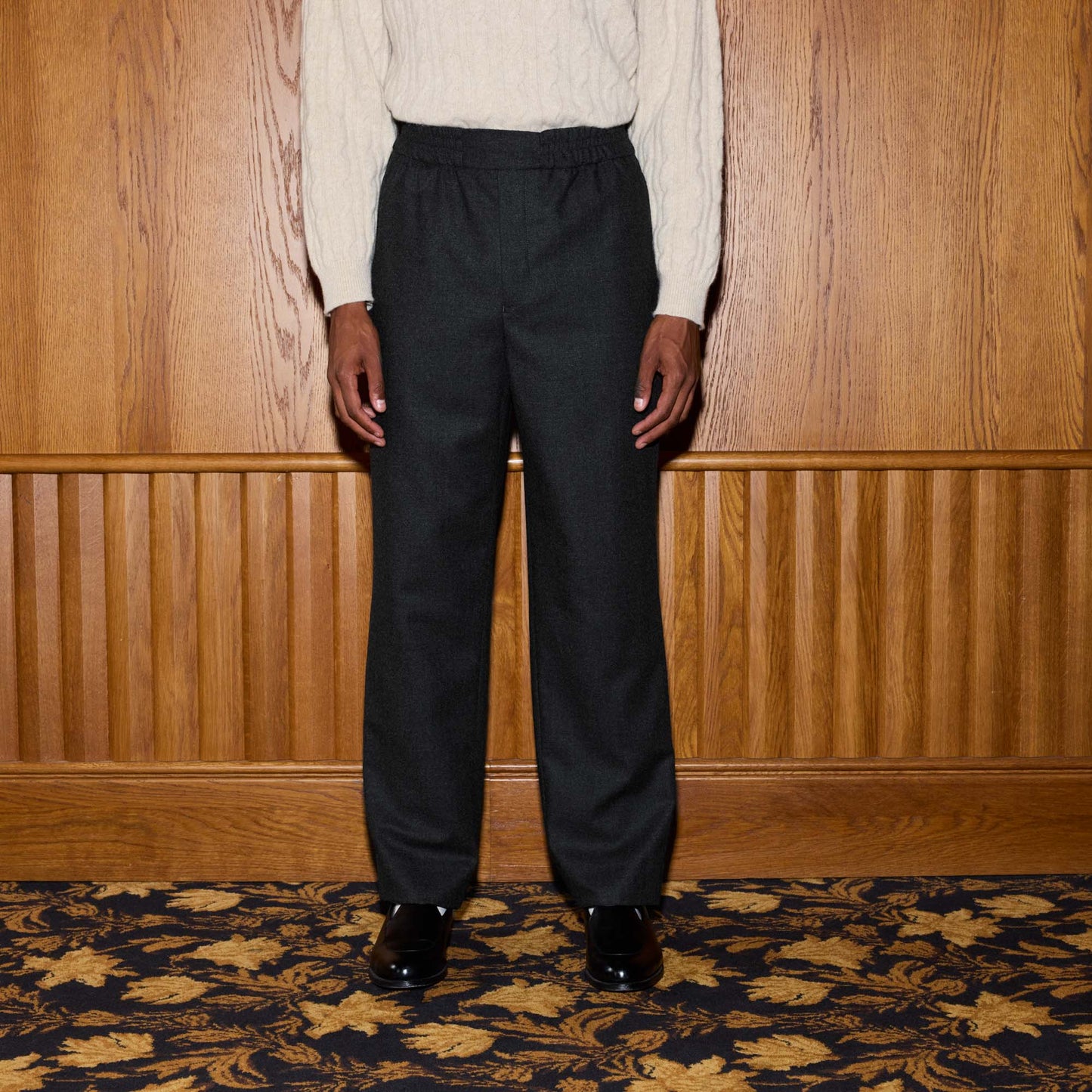 Pantalon à ceinture élastiquée en flanelle de laine grise