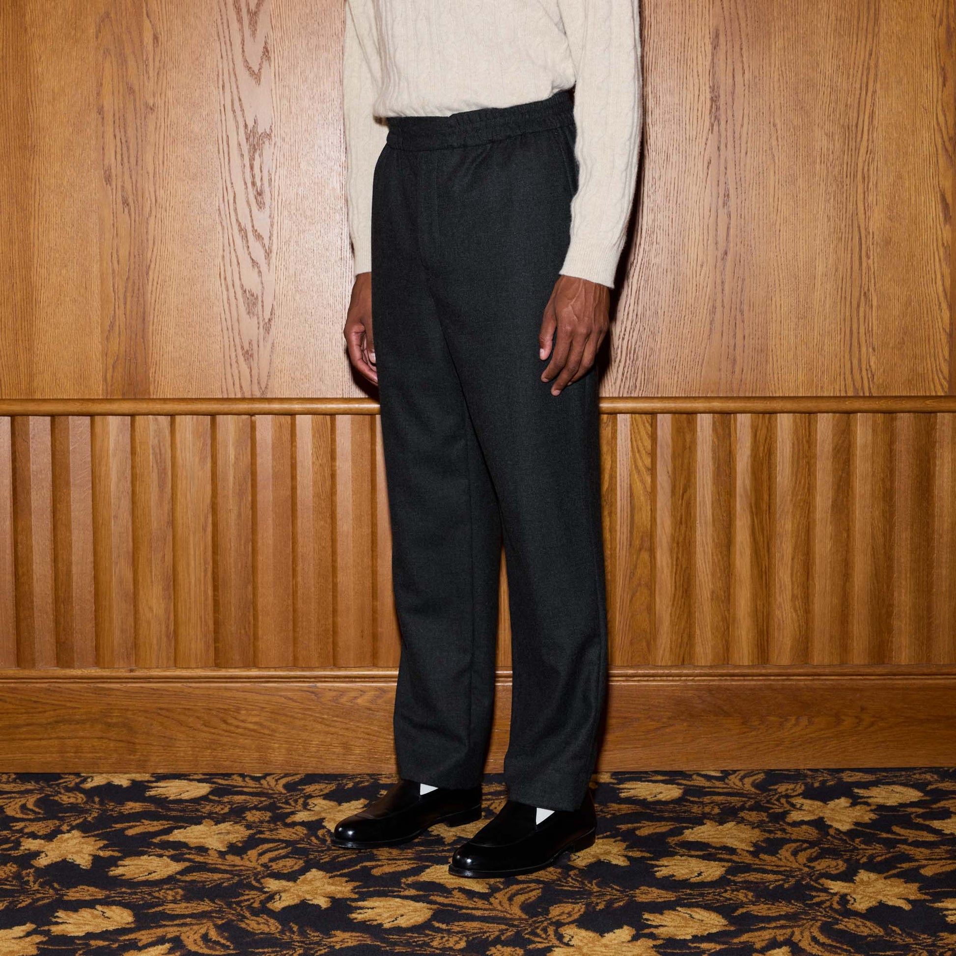 Pantalon à ceinture élastiquée en flanelle de laine grise