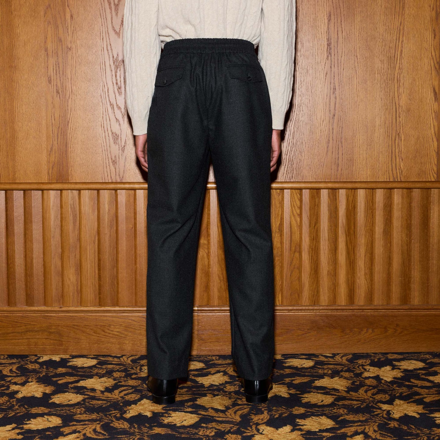 Pantalon à ceinture élastiquée en flanelle de laine grise