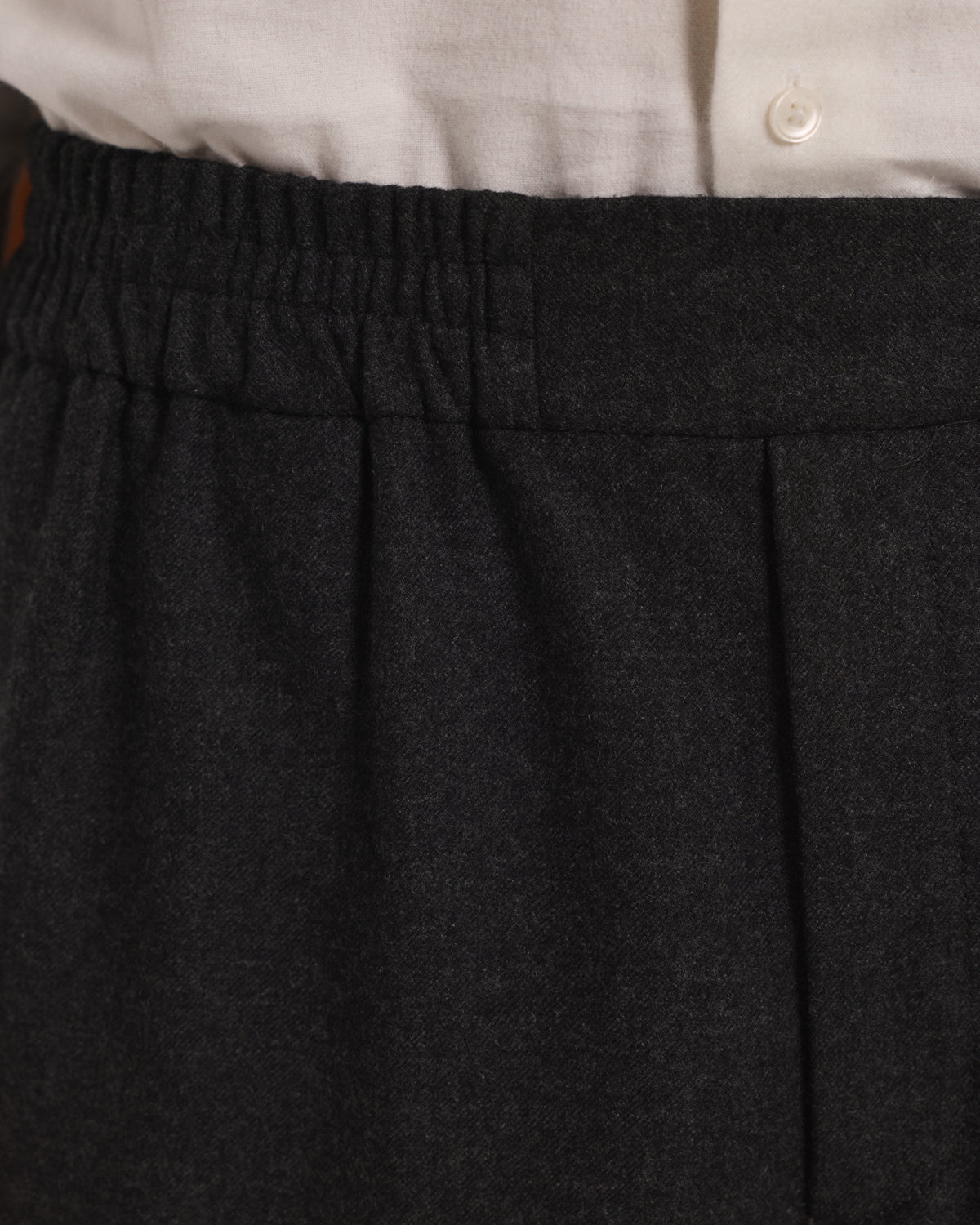 Pantalon à ceinture élastiquée en flanelle de laine grise