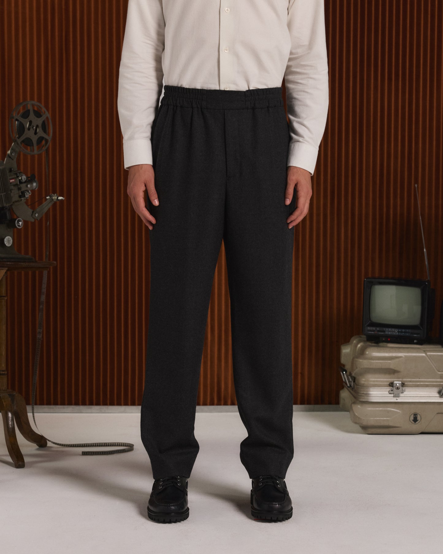 Pantalon à ceinture élastiquée en flanelle de laine grise