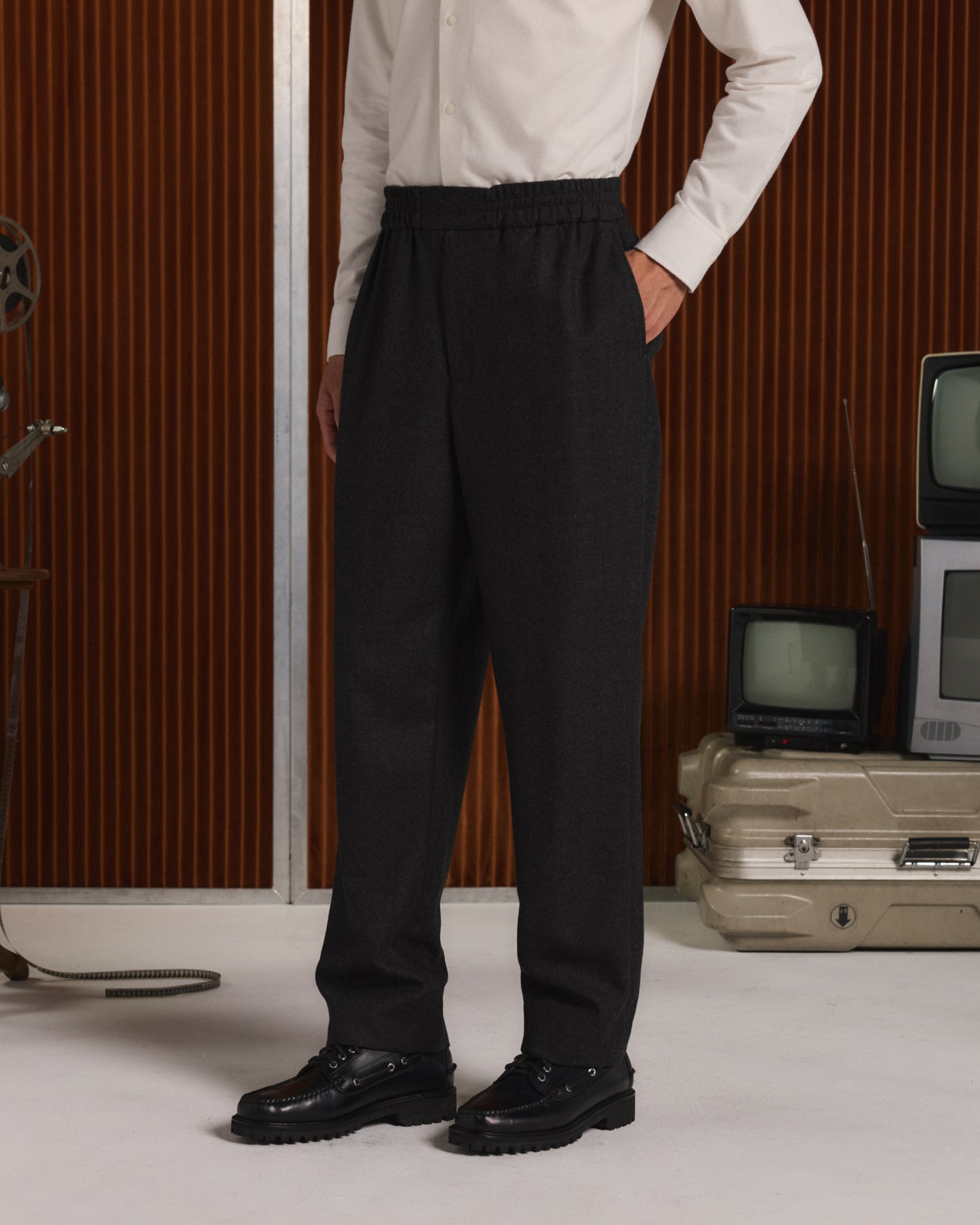 Pantalon à ceinture élastiquée en flanelle de laine grise