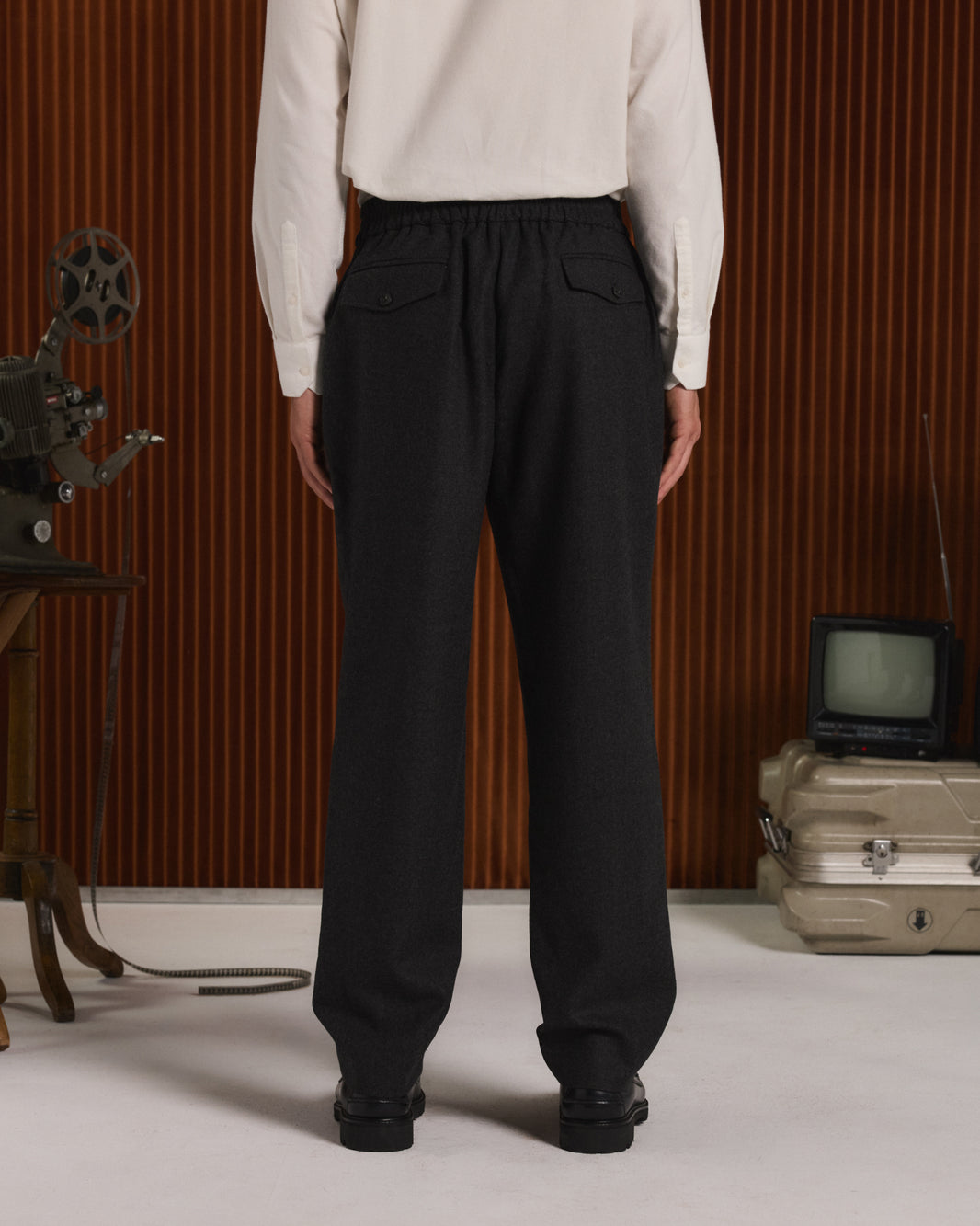 Hose mit elastischem Gürtel aus grauem Wollflanell
