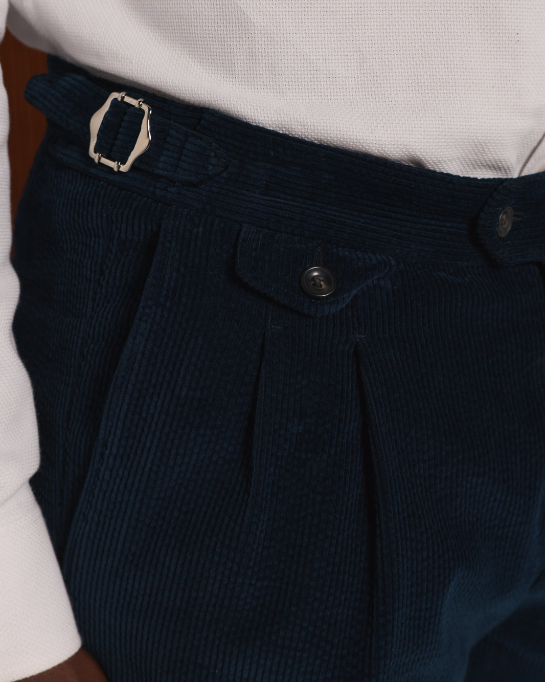 Blaue Hose mit zwei Bundfalten aus Samt