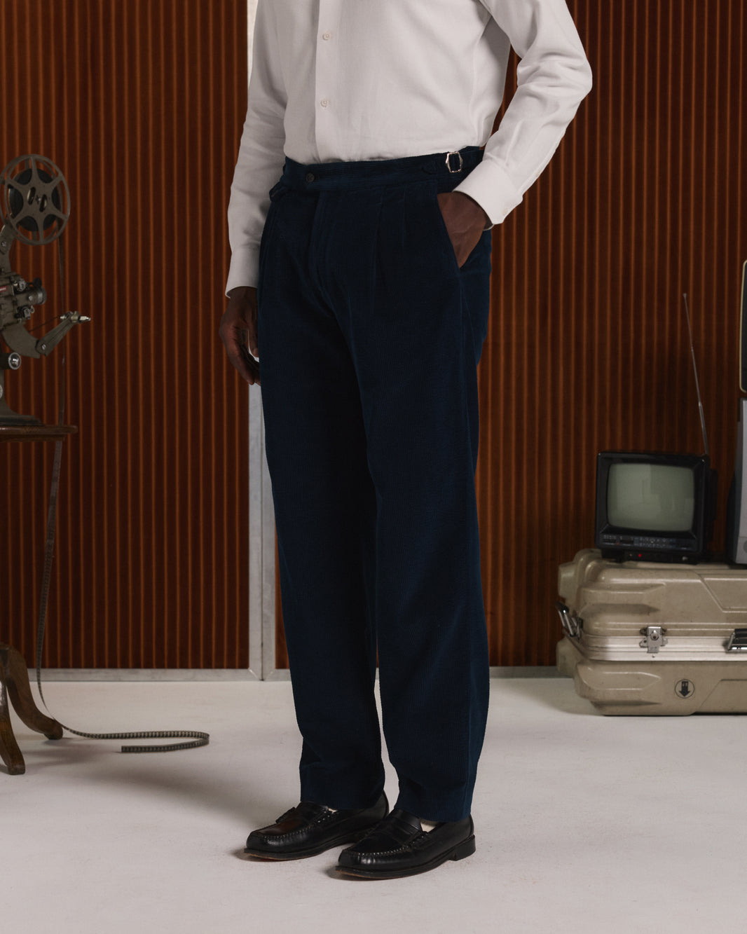 Blaue Hose mit zwei Bundfalten aus Samt