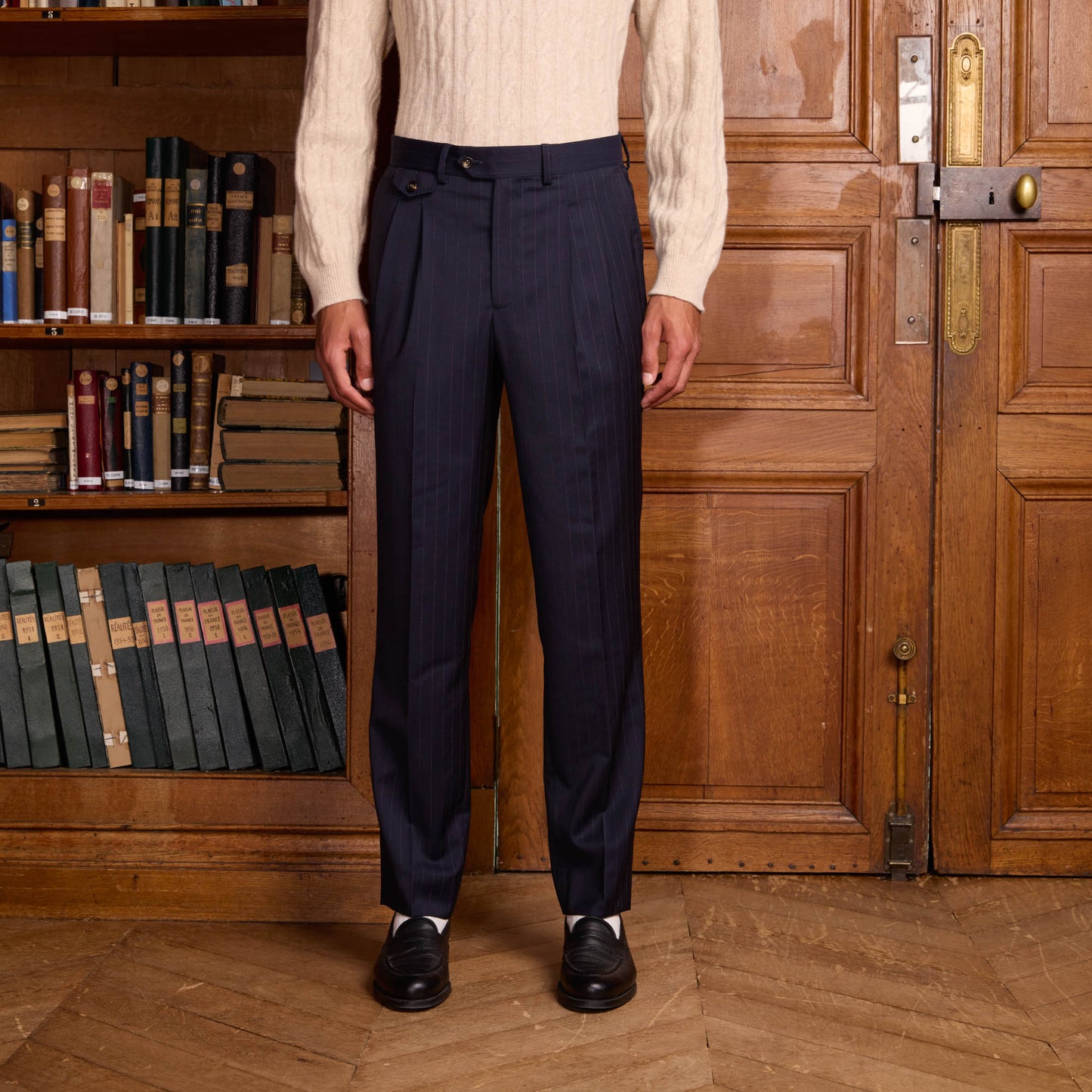 Pantalon à double plis en laine marine à rayures