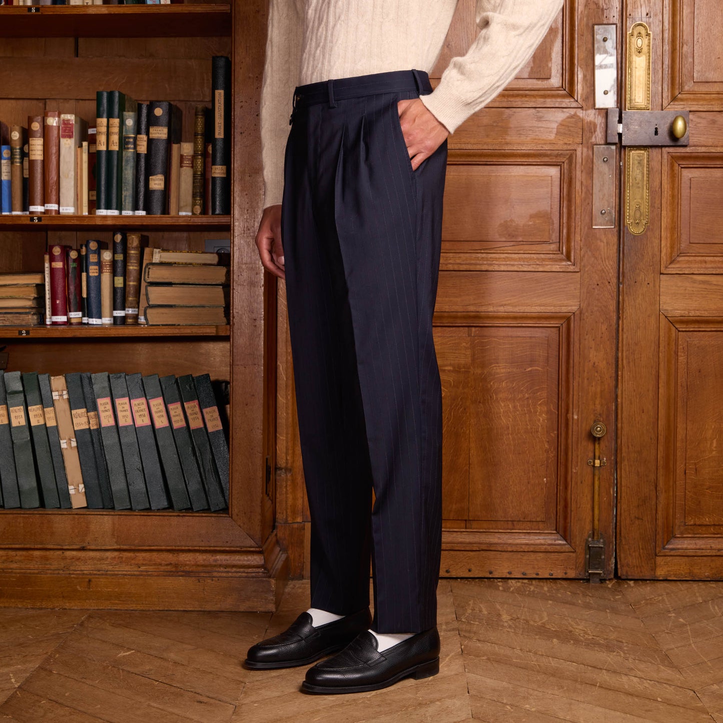 Pantalon à double plis en laine marine à rayures