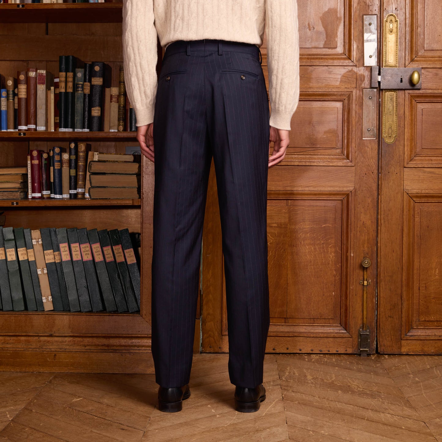 Pantalon à double plis en laine marine à rayures