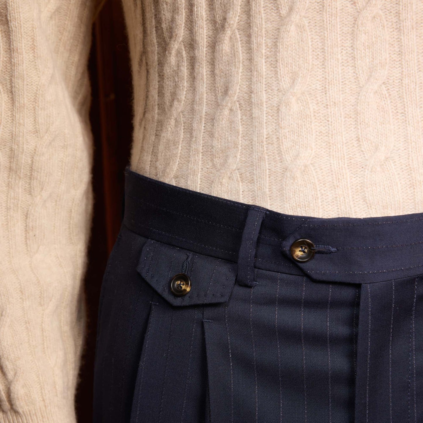 Pantalon à double plis en laine marine à rayures