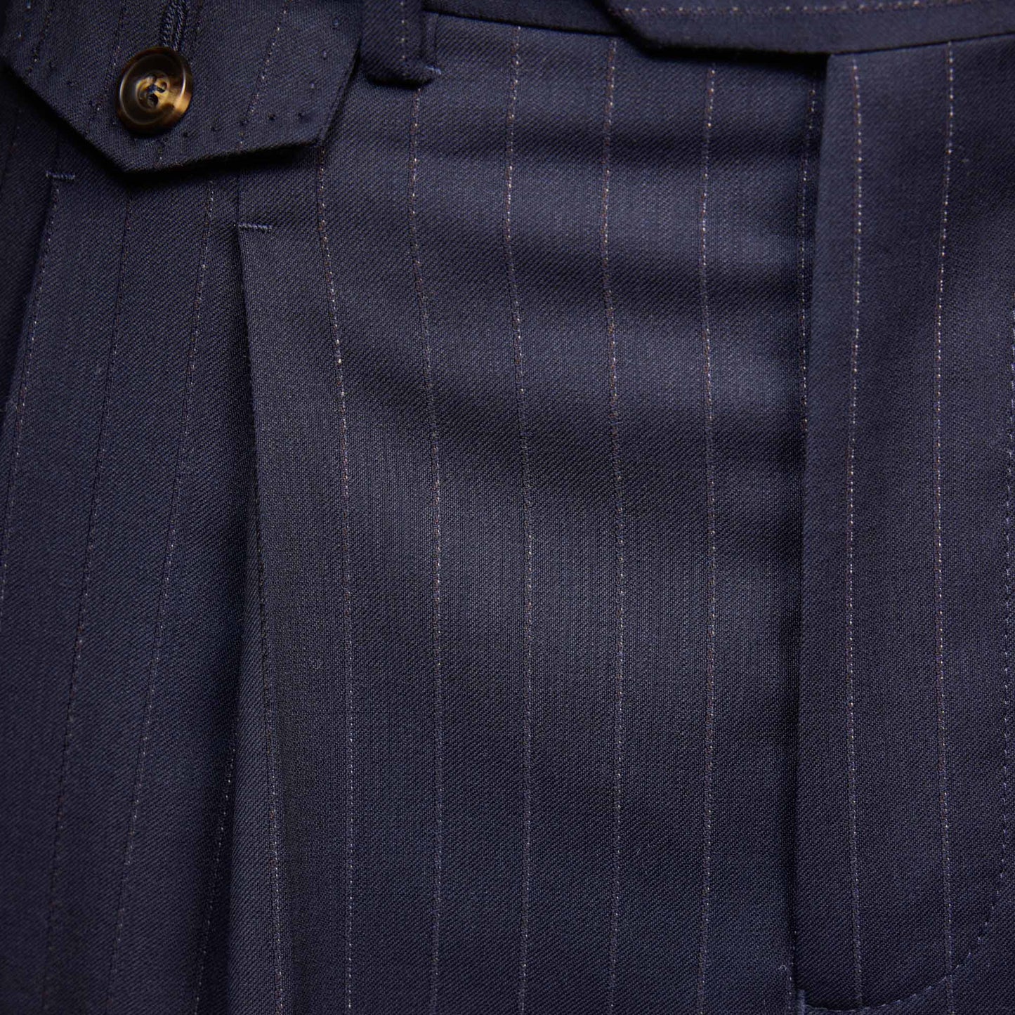Pantalon à double plis en laine marine à rayures