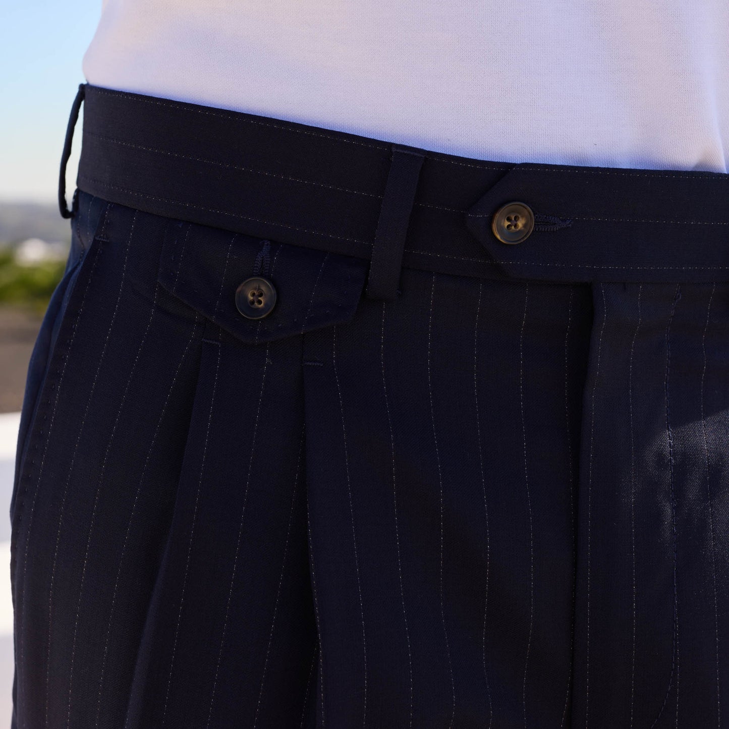 Pantalon à double plis en laine marine à rayures