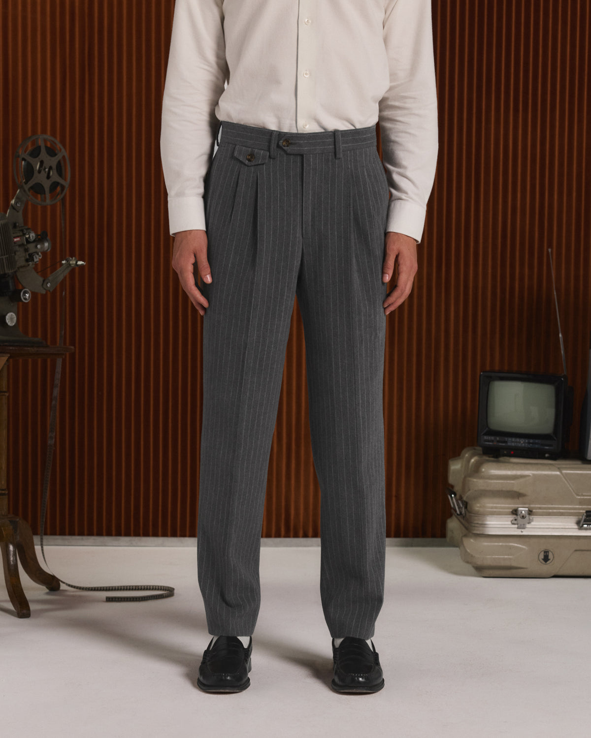 Pantalon à double plis en moleskine de coton gris à rayures craie