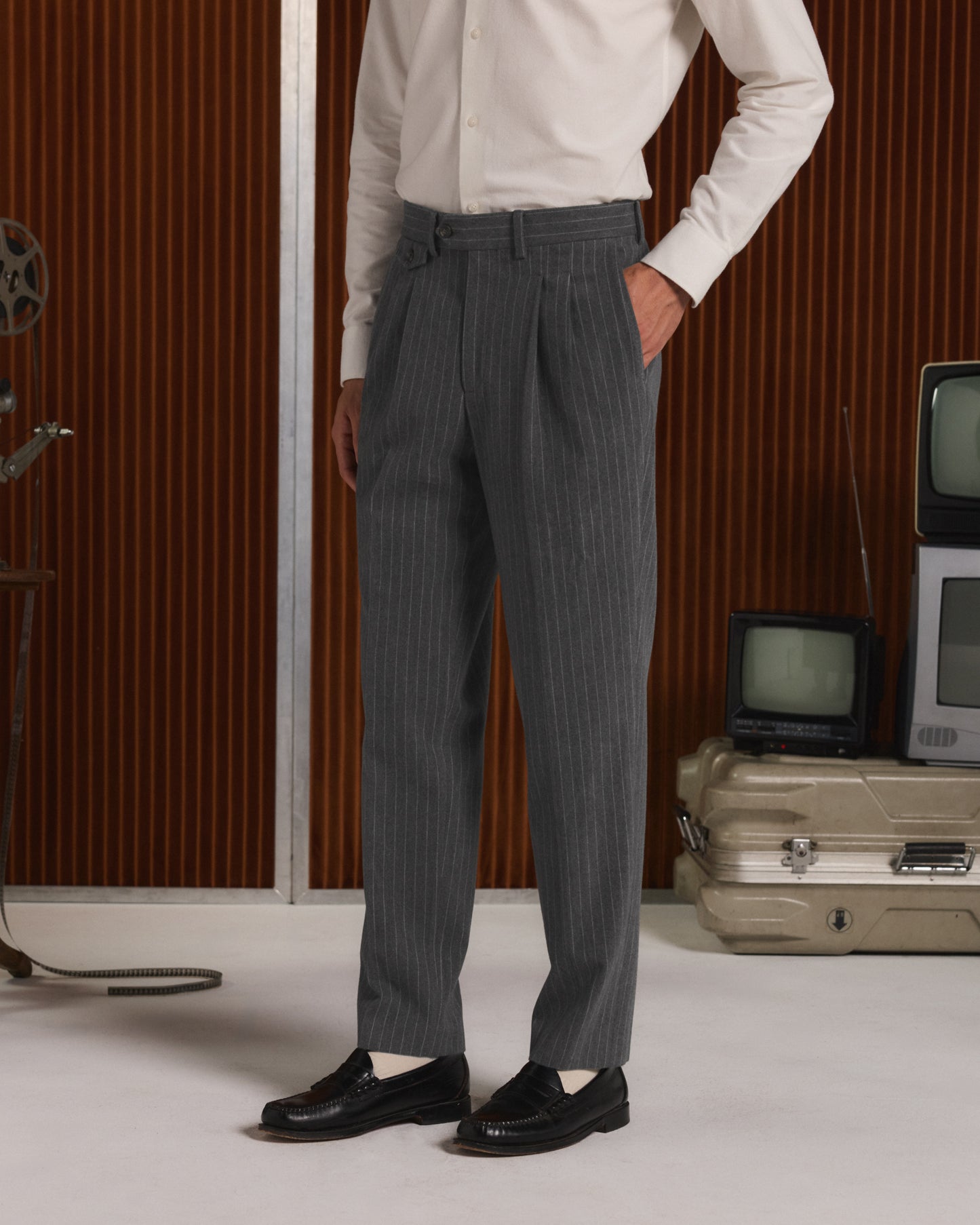 Pantalon à double plis en moleskine de coton gris à rayures craie