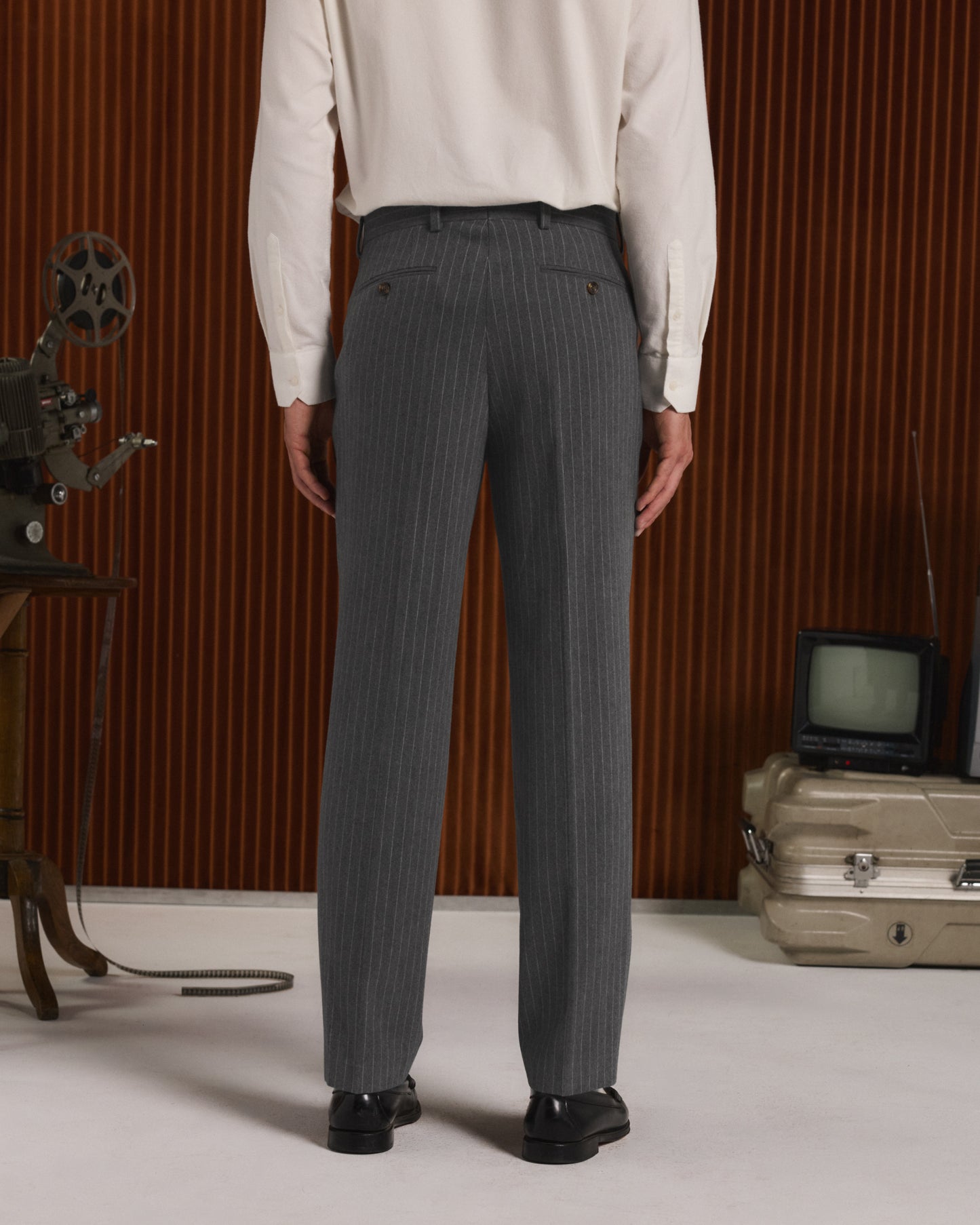 Pantalon à double plis en moleskine de coton gris à rayures craie