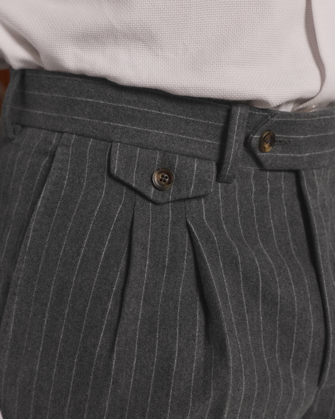 Hose mit doppelter Bundfalte aus grauem Baumwoll-Moleskin mit Kreidestreifen
