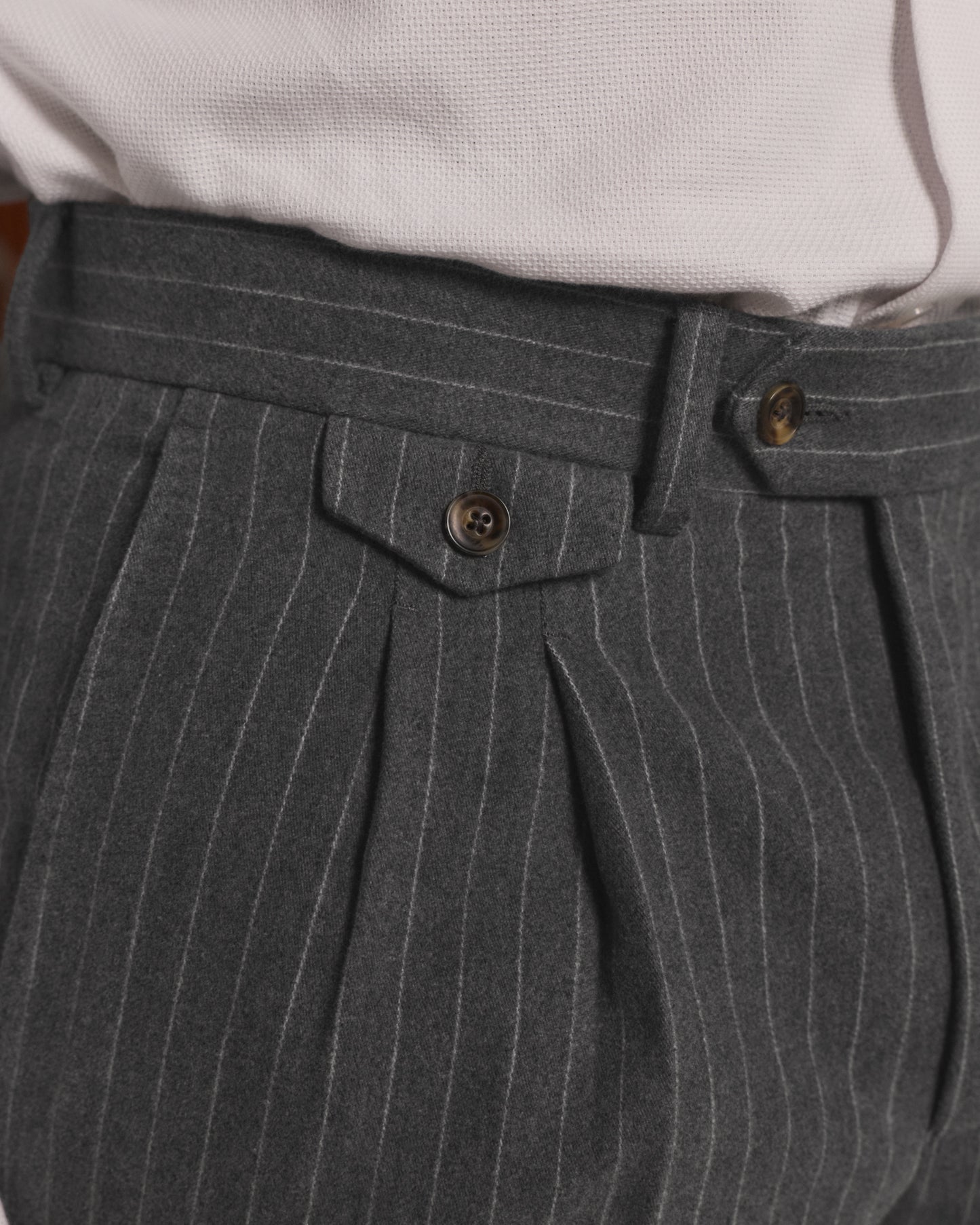Pantalon à double plis en moleskine de coton gris à rayures craie