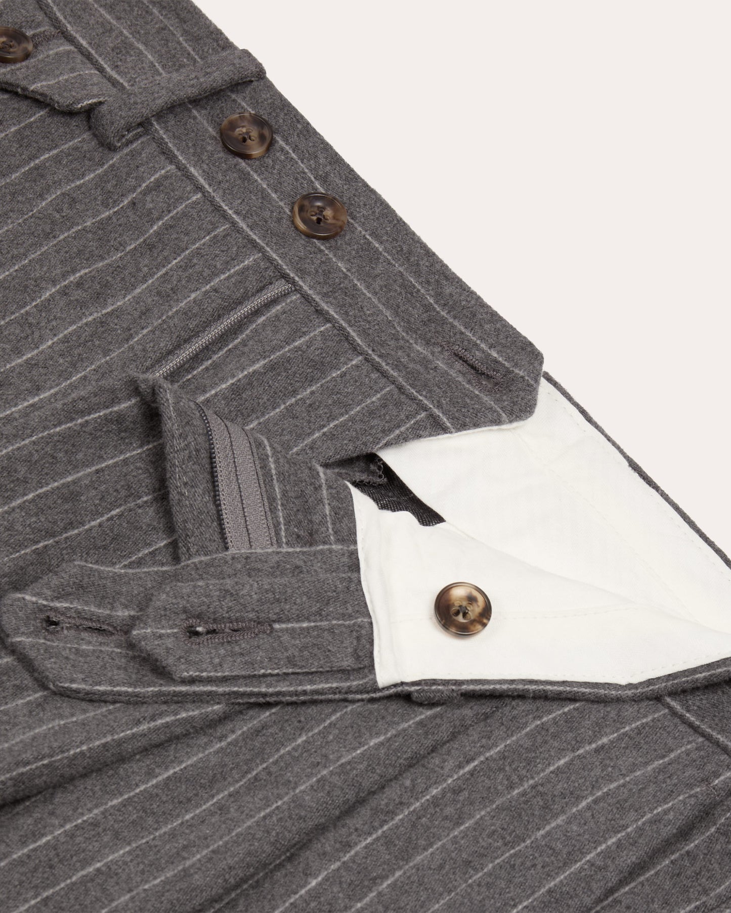Pantalon à double plis en moleskine de coton gris à rayures craie
