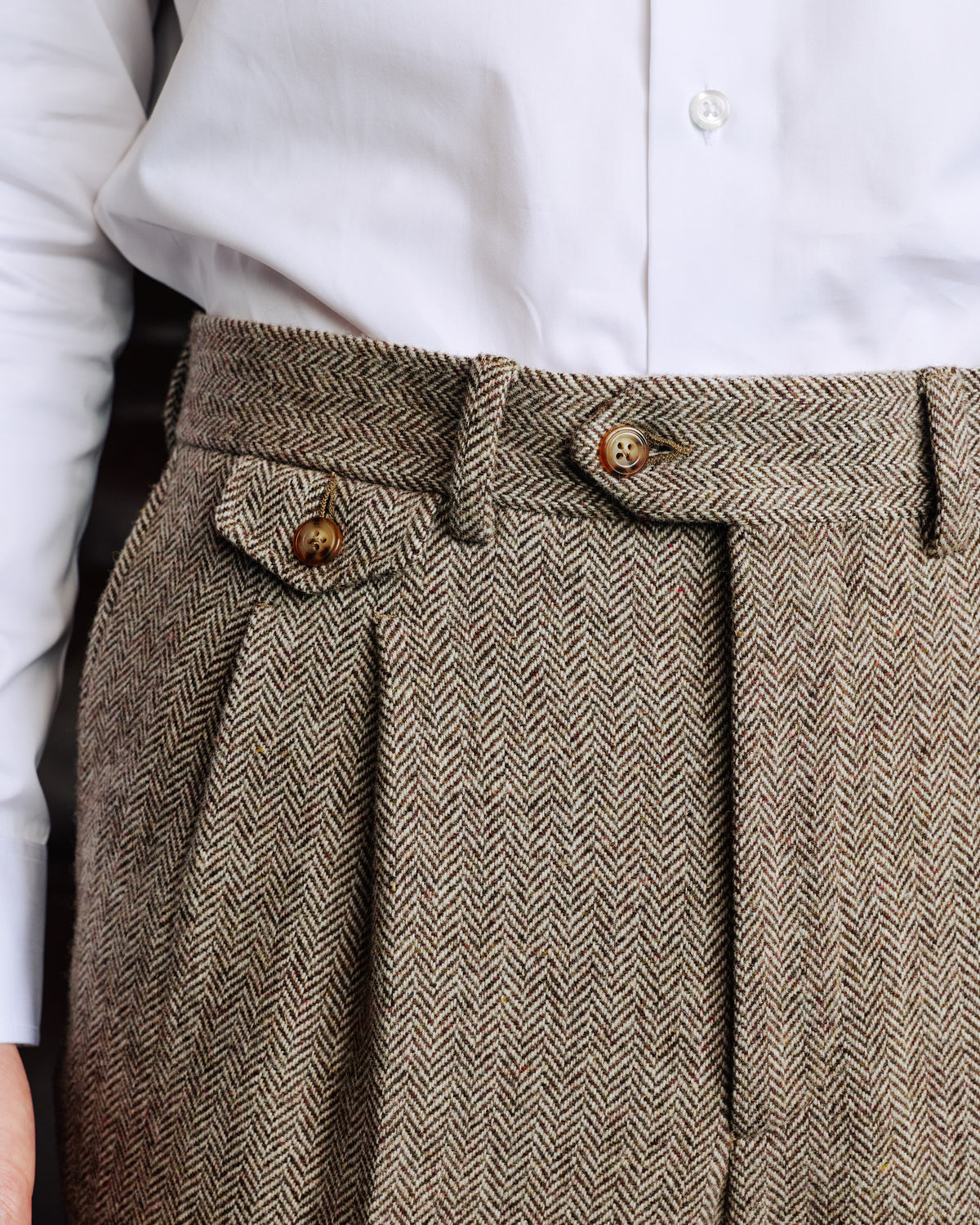 Anzug aus brauner Wolle mit Fischgratmuster