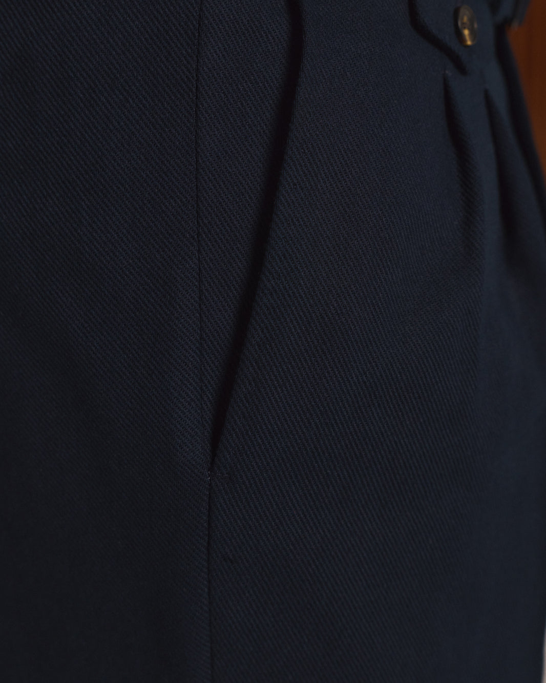 Bundfaltenhose aus marineblauer Baumwolle mit abnehmbarem Gürtel