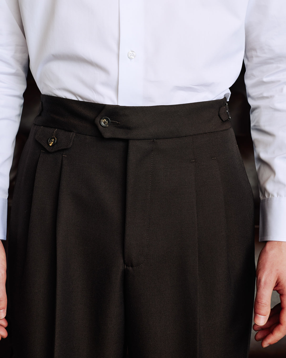 Bundfaltenhose aus schokoladenbrauner Wolle