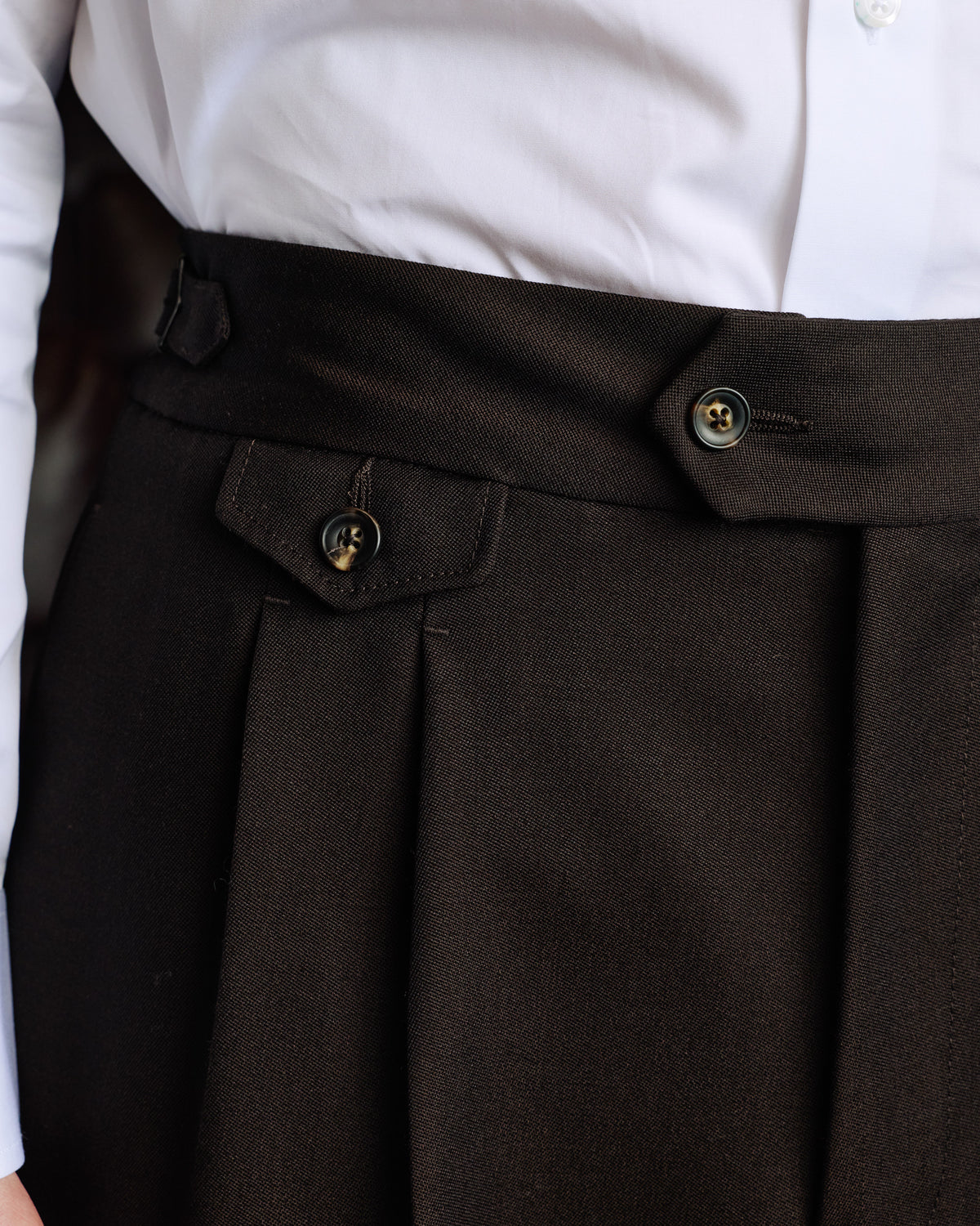 Bundfaltenhose aus schokoladenbrauner Wolle