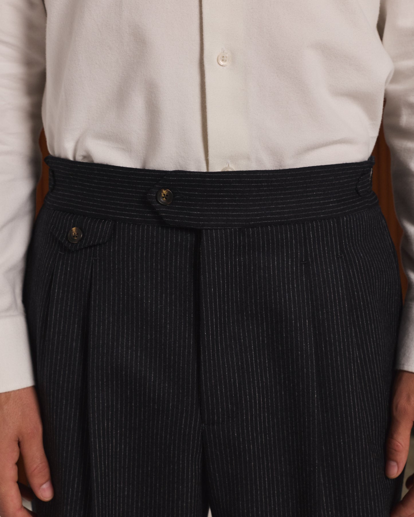 Pantalon à pinces en flanelle de laine marine à rayure