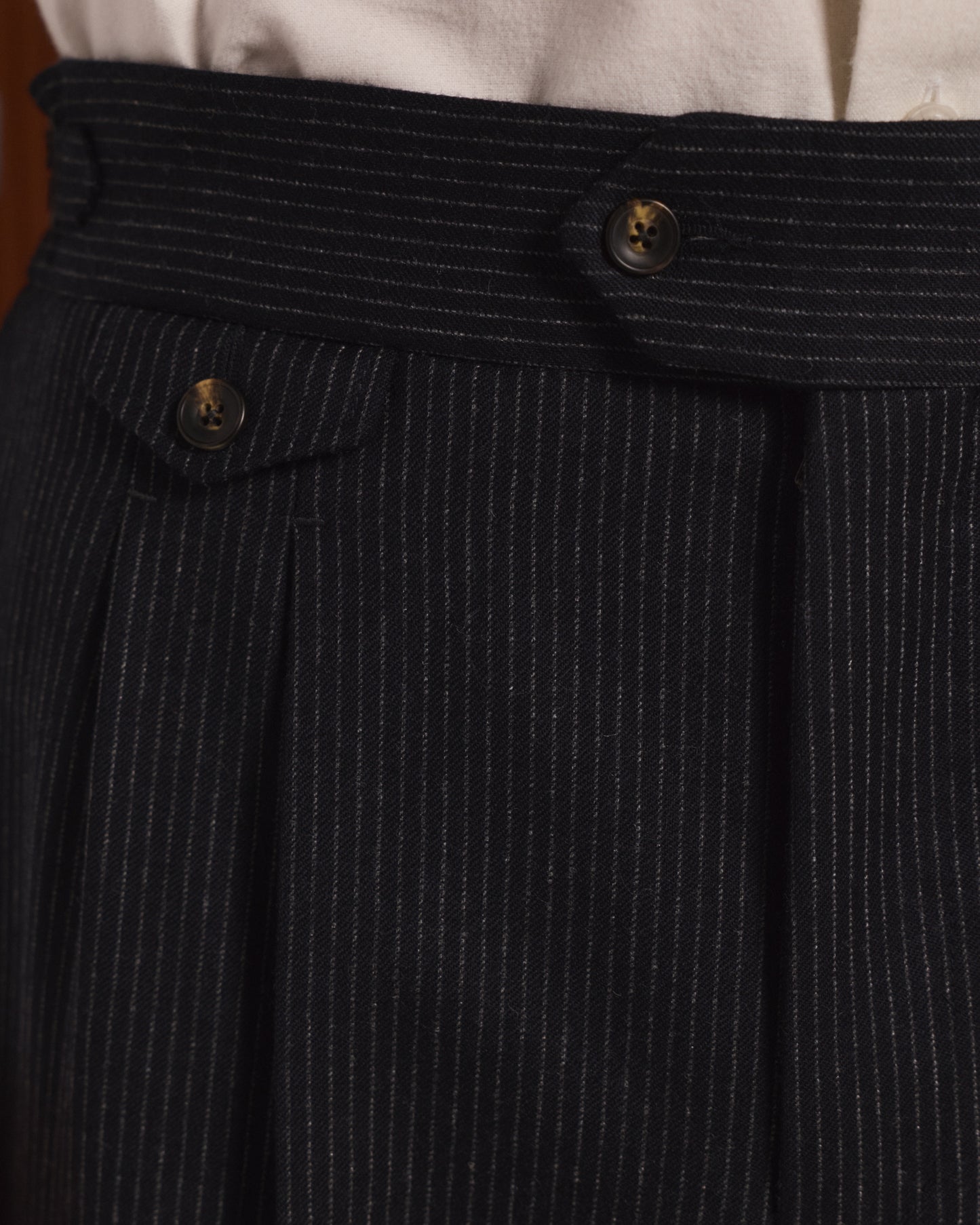 Pantalon à pinces en flanelle de laine marine à rayure