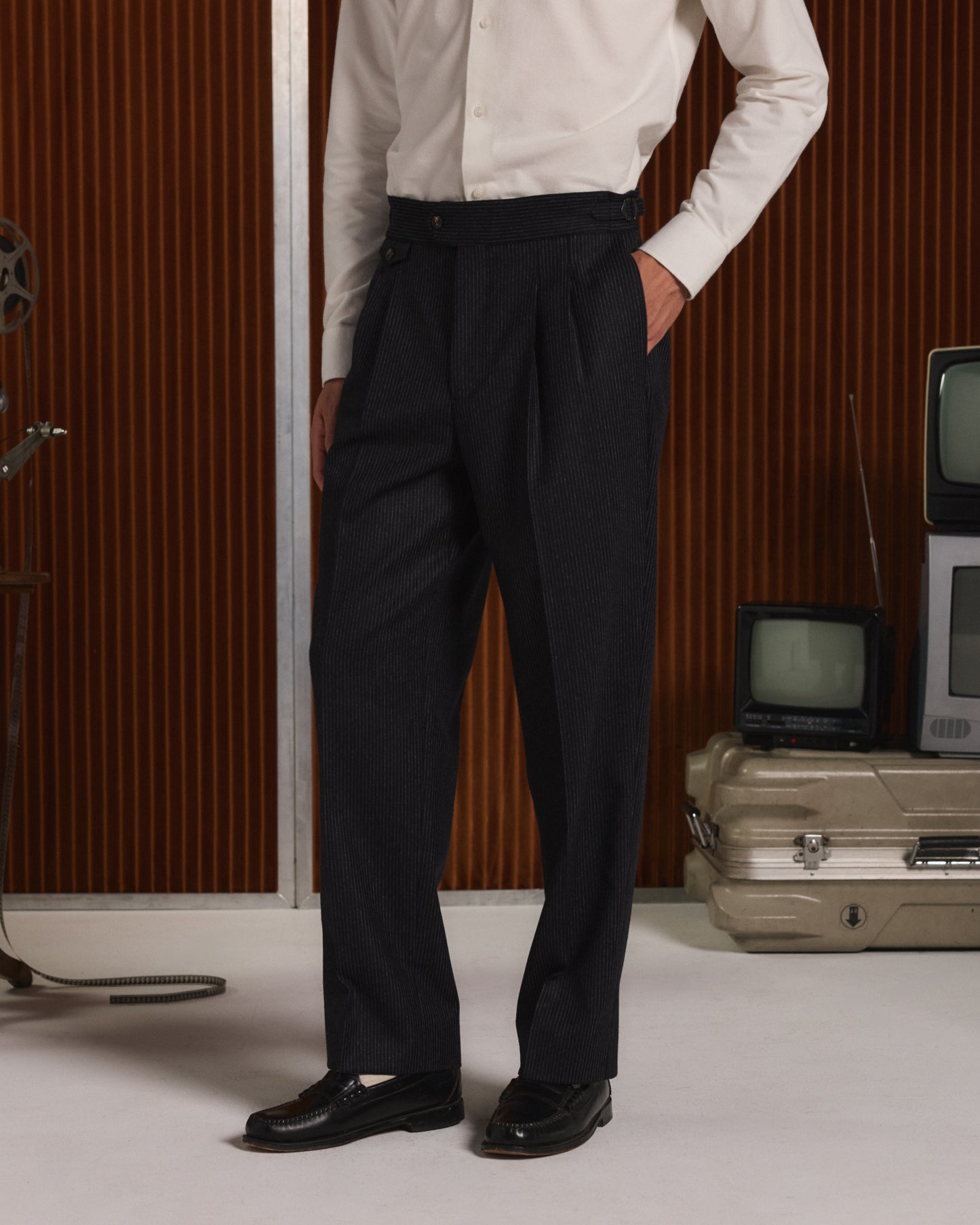 Pantalon à pinces en flanelle de laine marine à rayure