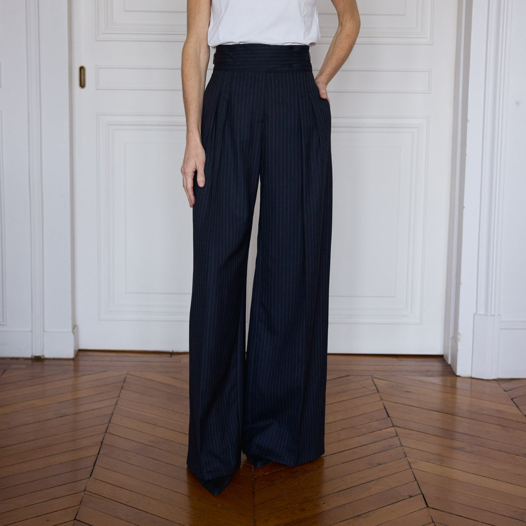 Pantalon Gurkha à plis en laine rayée marine