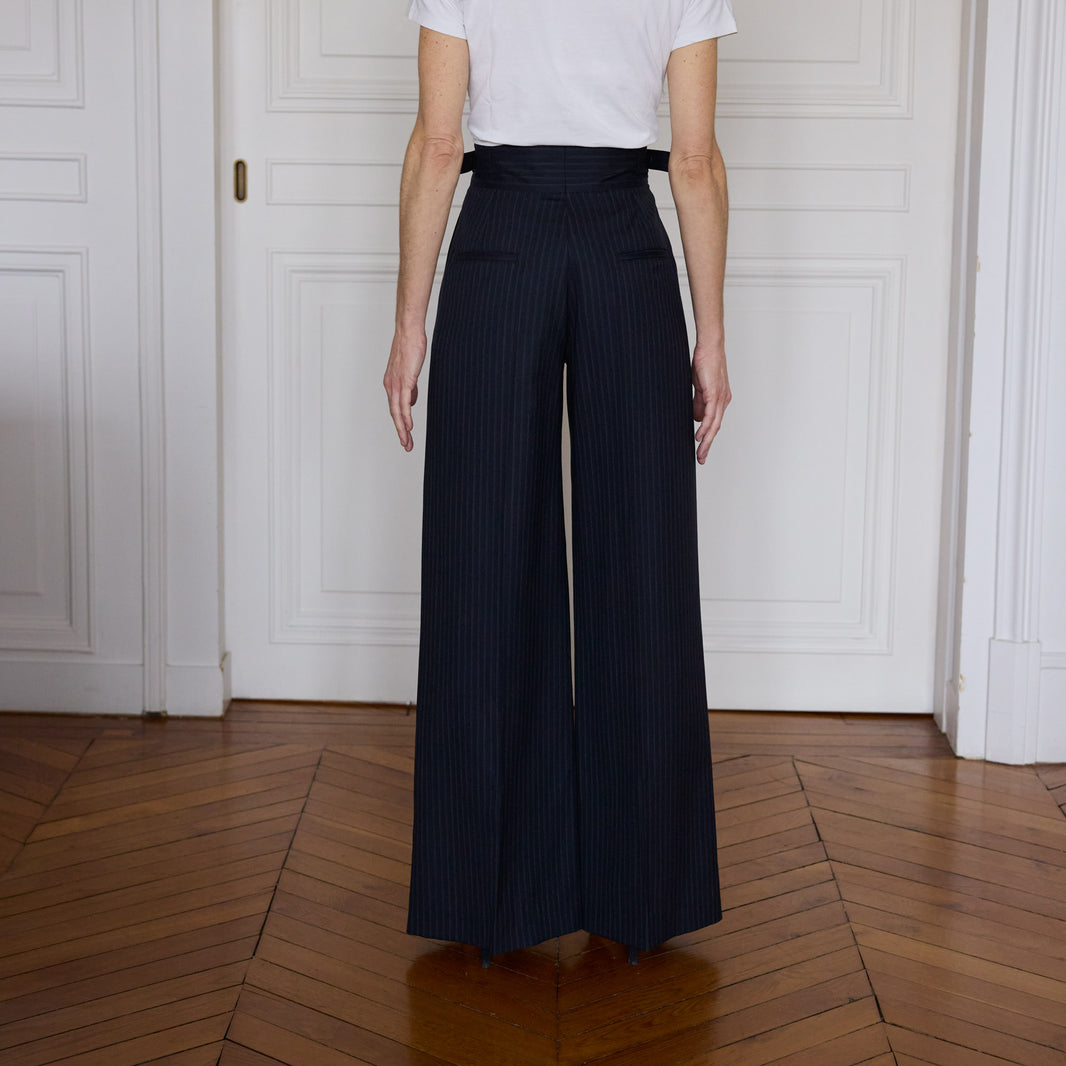 Pantalon Gurkha à plis en laine rayée marine