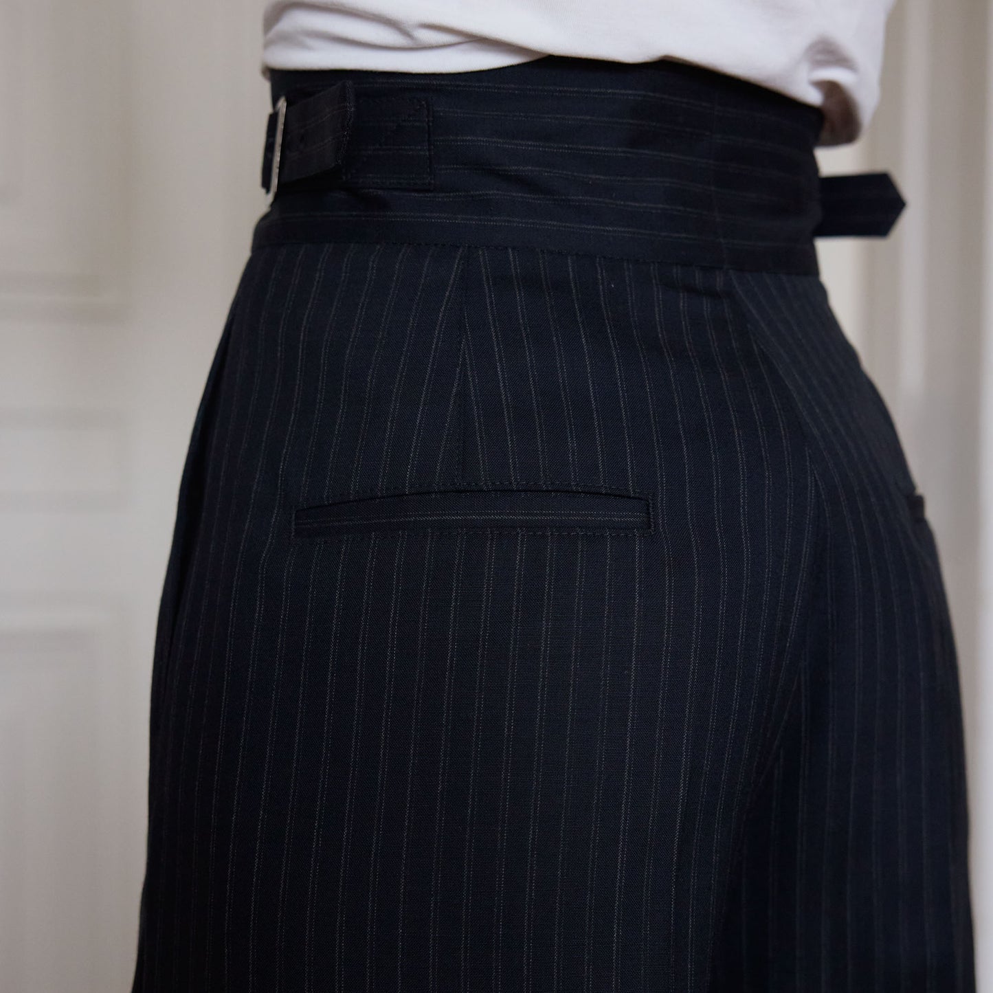 Pantalon Gurkha à plis en laine rayée marine