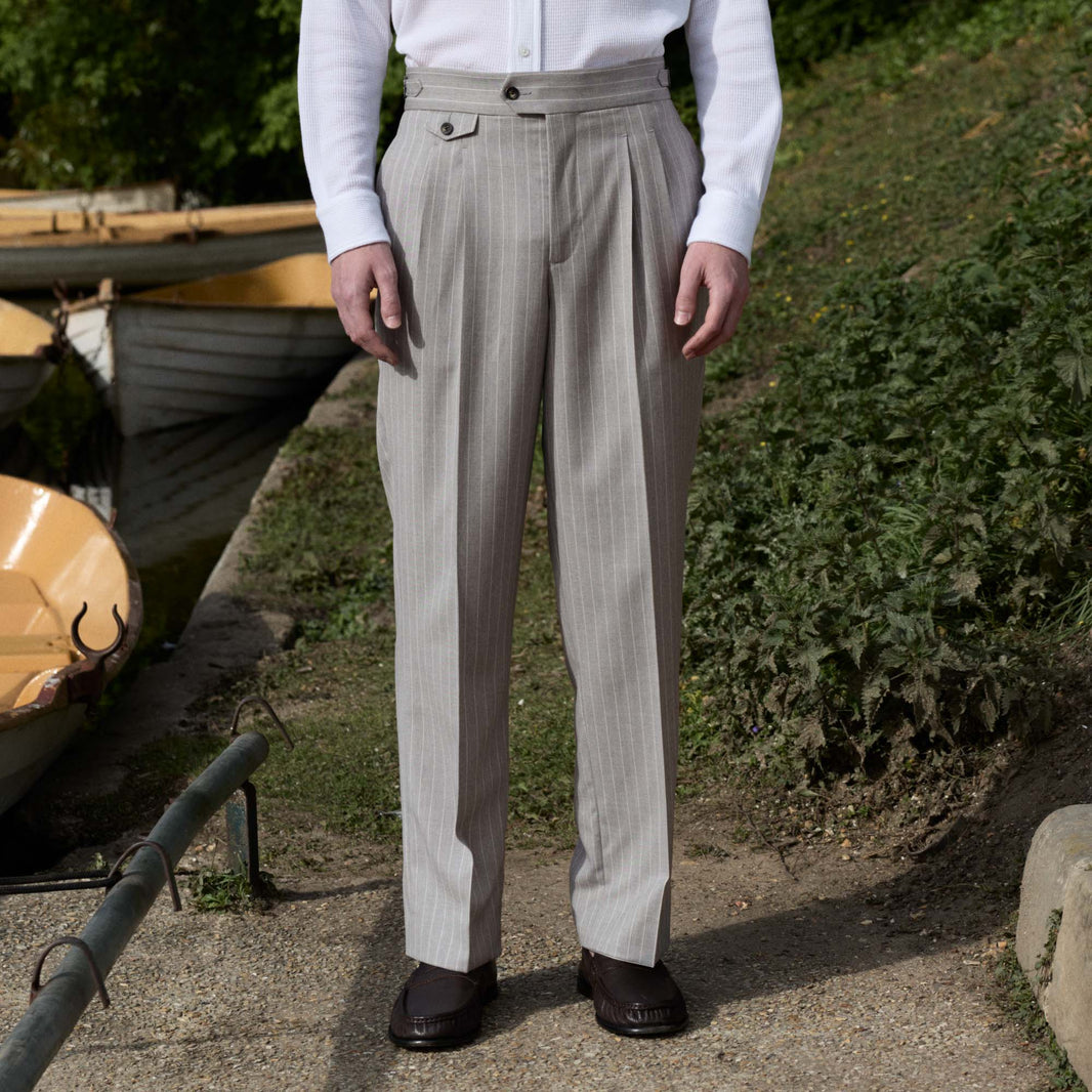 Pantalon à pinces en laine froide gris perle rayé