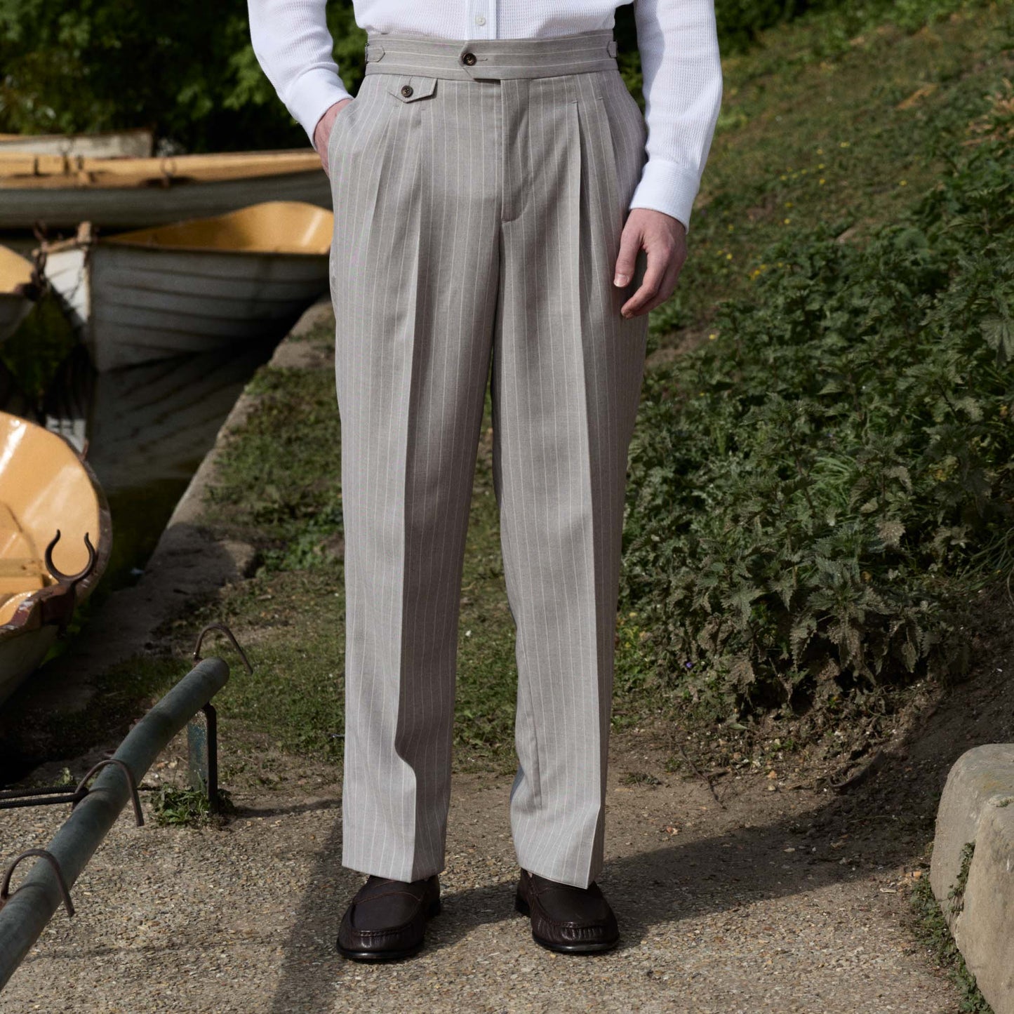 Pantalon à pinces en laine froide gris perle rayé