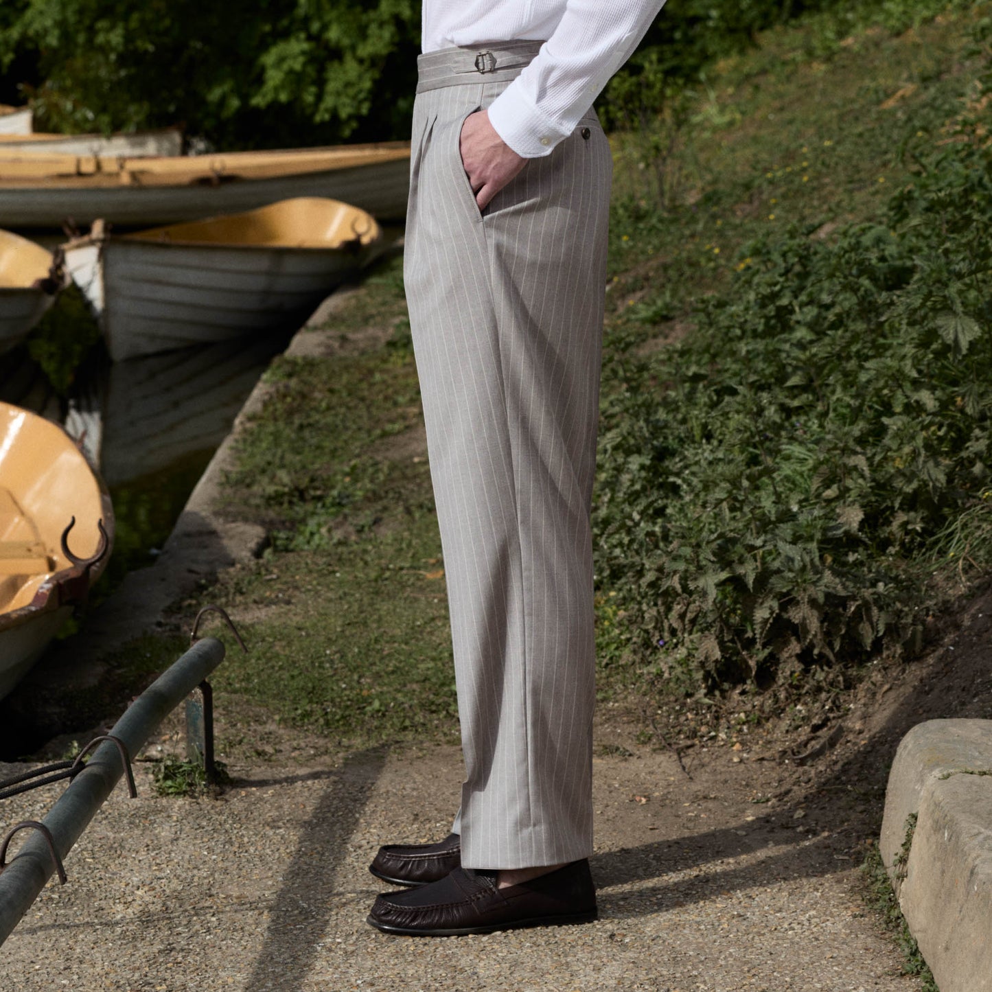 Pantalon à pinces en laine froide gris perle rayé