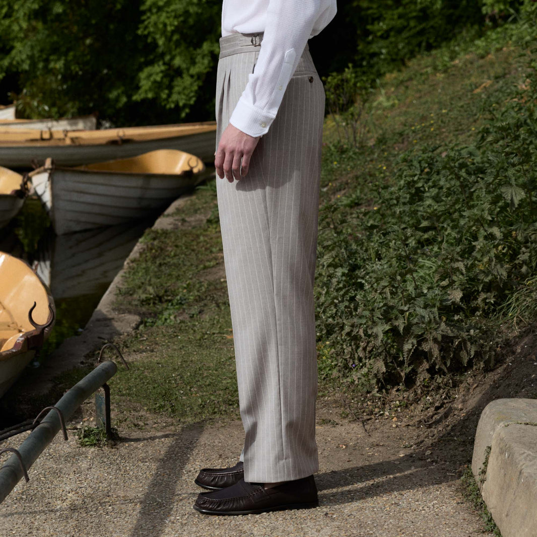 Pantalon à pinces en laine froide gris perle rayé