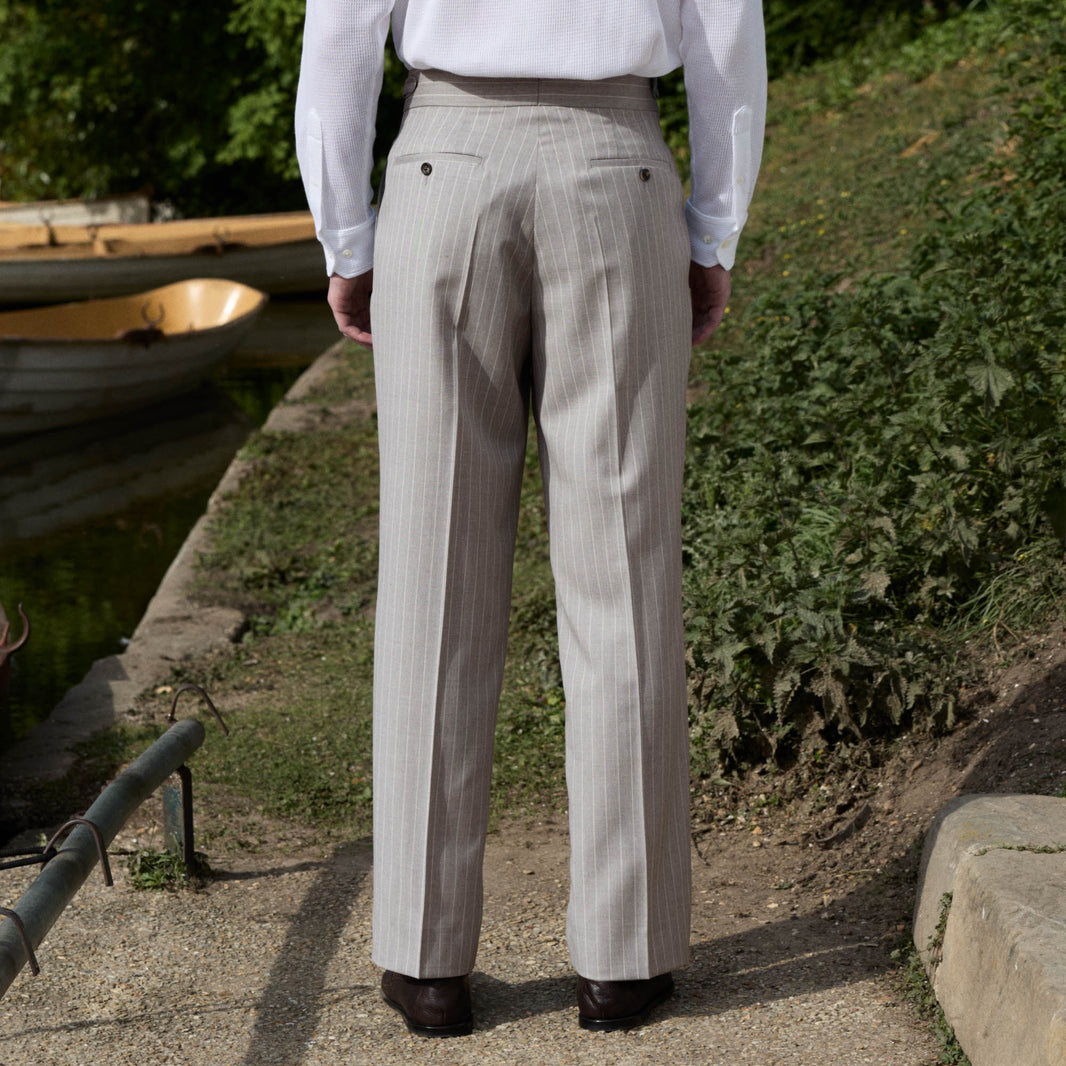 Pantalon à pinces en laine froide gris perle rayé