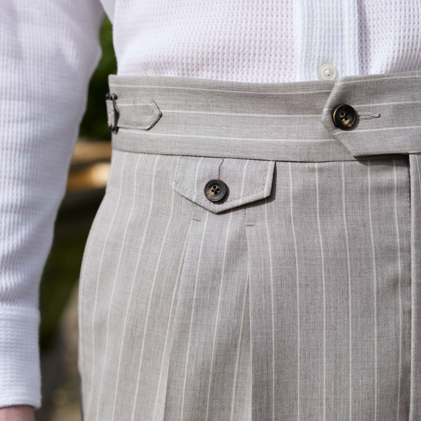 Pantalon à pinces en laine froide gris perle rayé