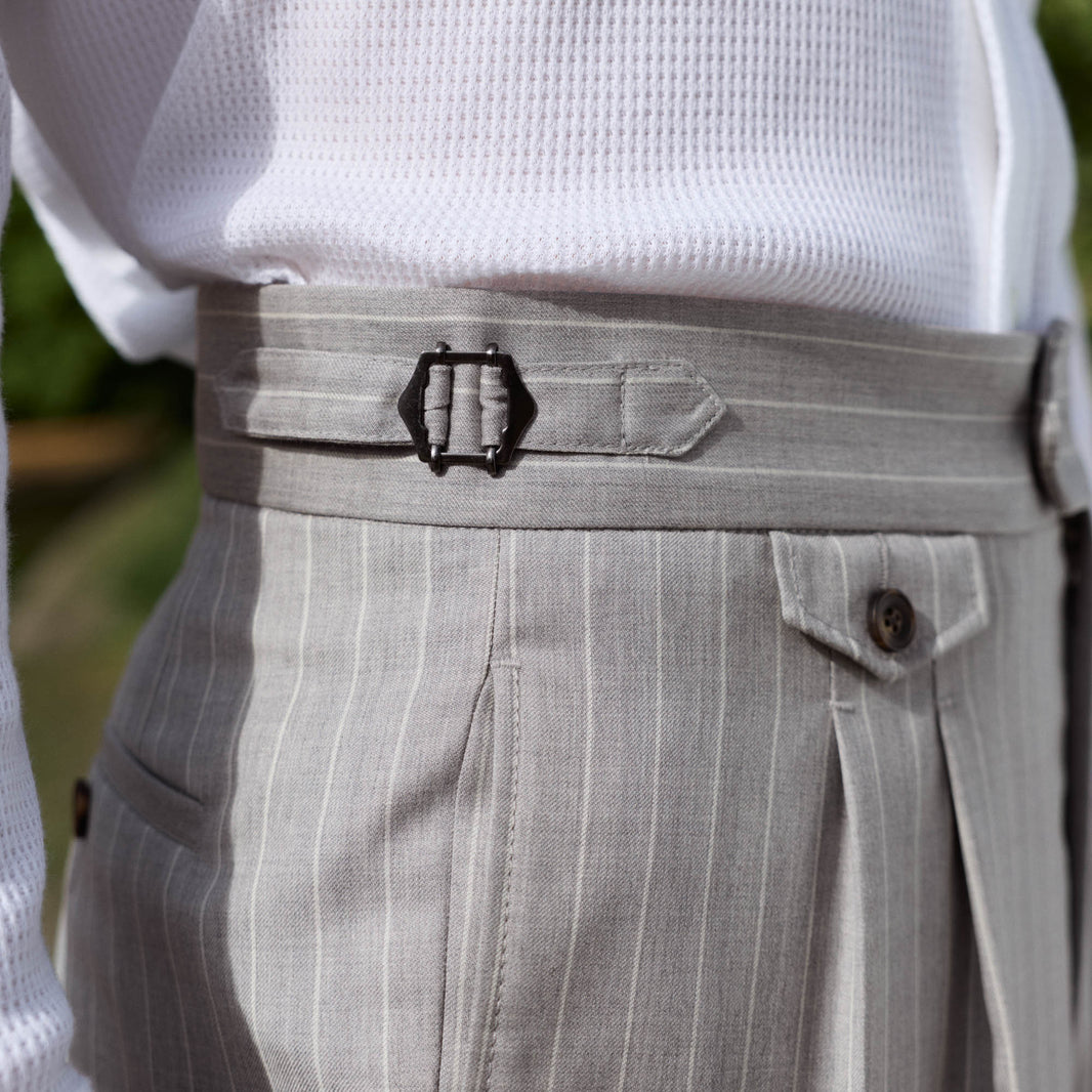 Pantalon à pinces en laine froide gris perle rayé