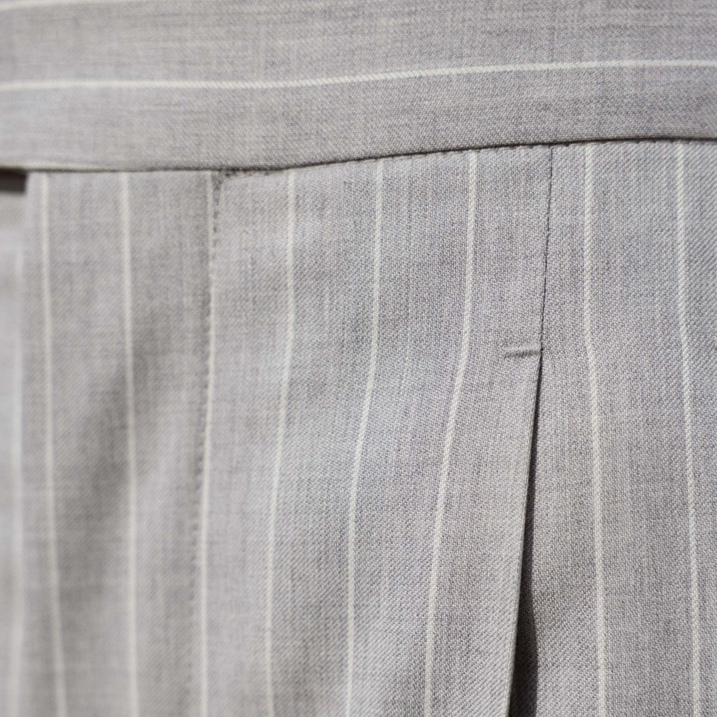 Pantalon à pinces en laine froide gris perle rayé