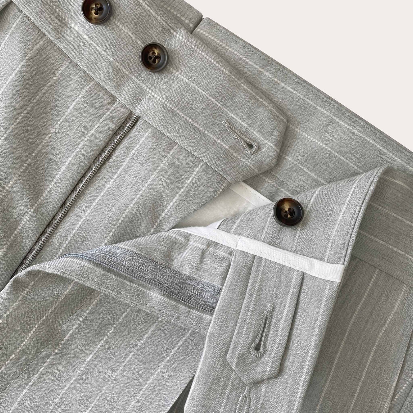 Pantalon à pinces en laine froide gris perle rayé