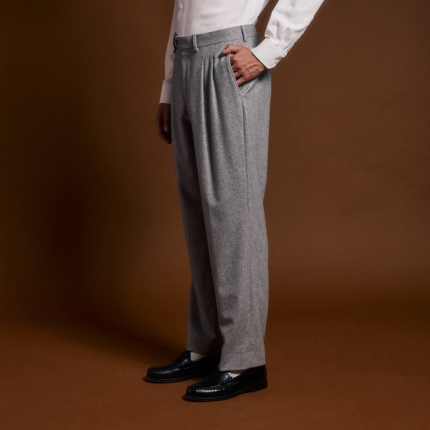 Pantalon gris flanelle de laine vierge à pinces