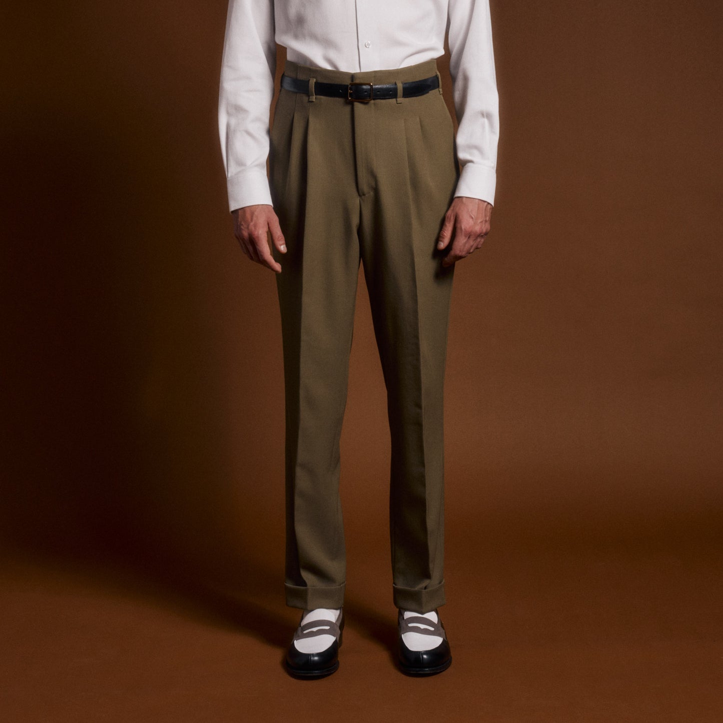 Pantalon drop loop brun à pinces en laine vierge